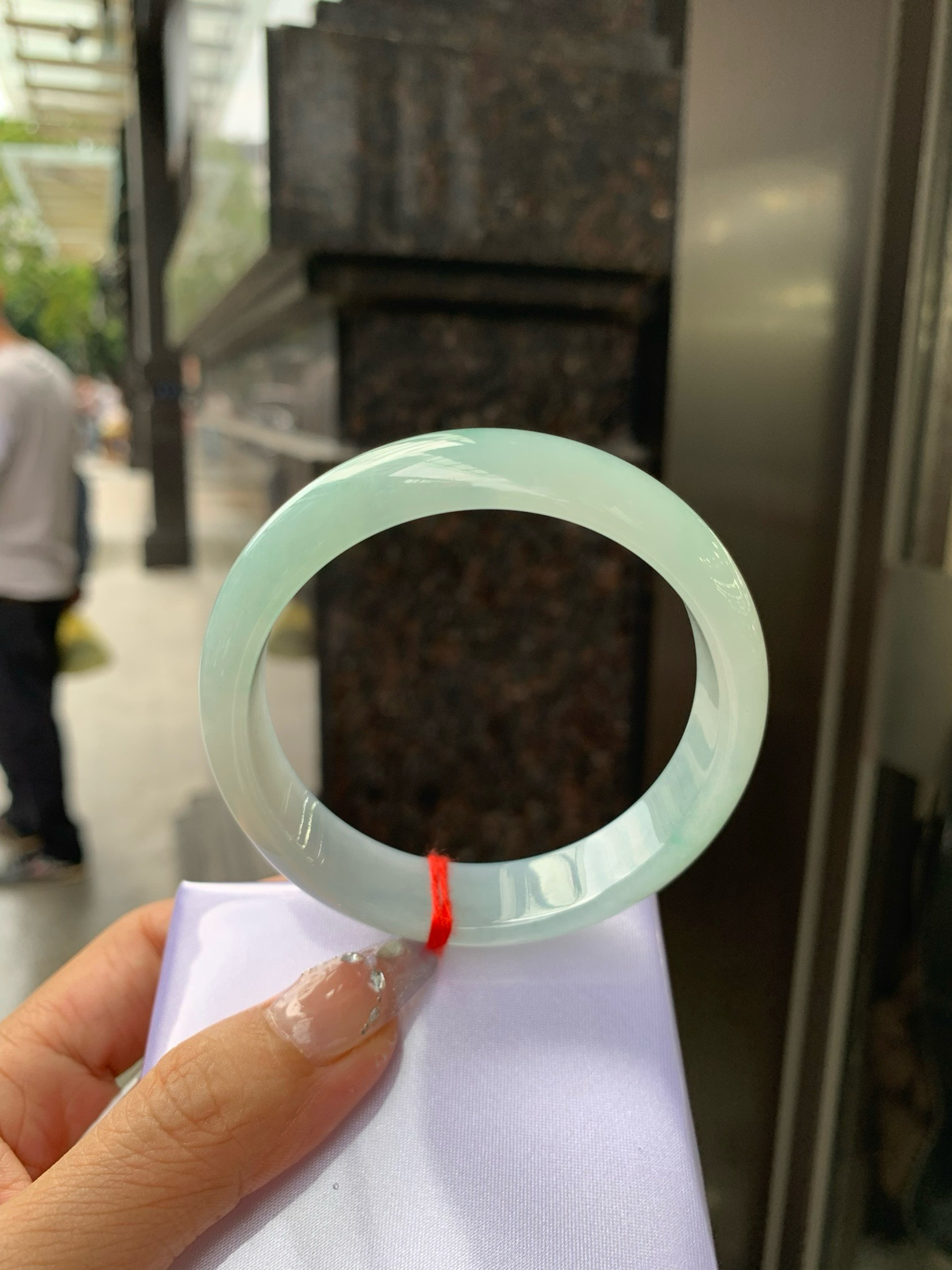飘绿花正圈
58.6-7.4-14.1
打灯细纹，底妆冰润细腻，春风十里不如腕间一抹绿，绿花如春日的嫩草，仙气缭绕，很有意境，古典优雅令人沉醉其中..