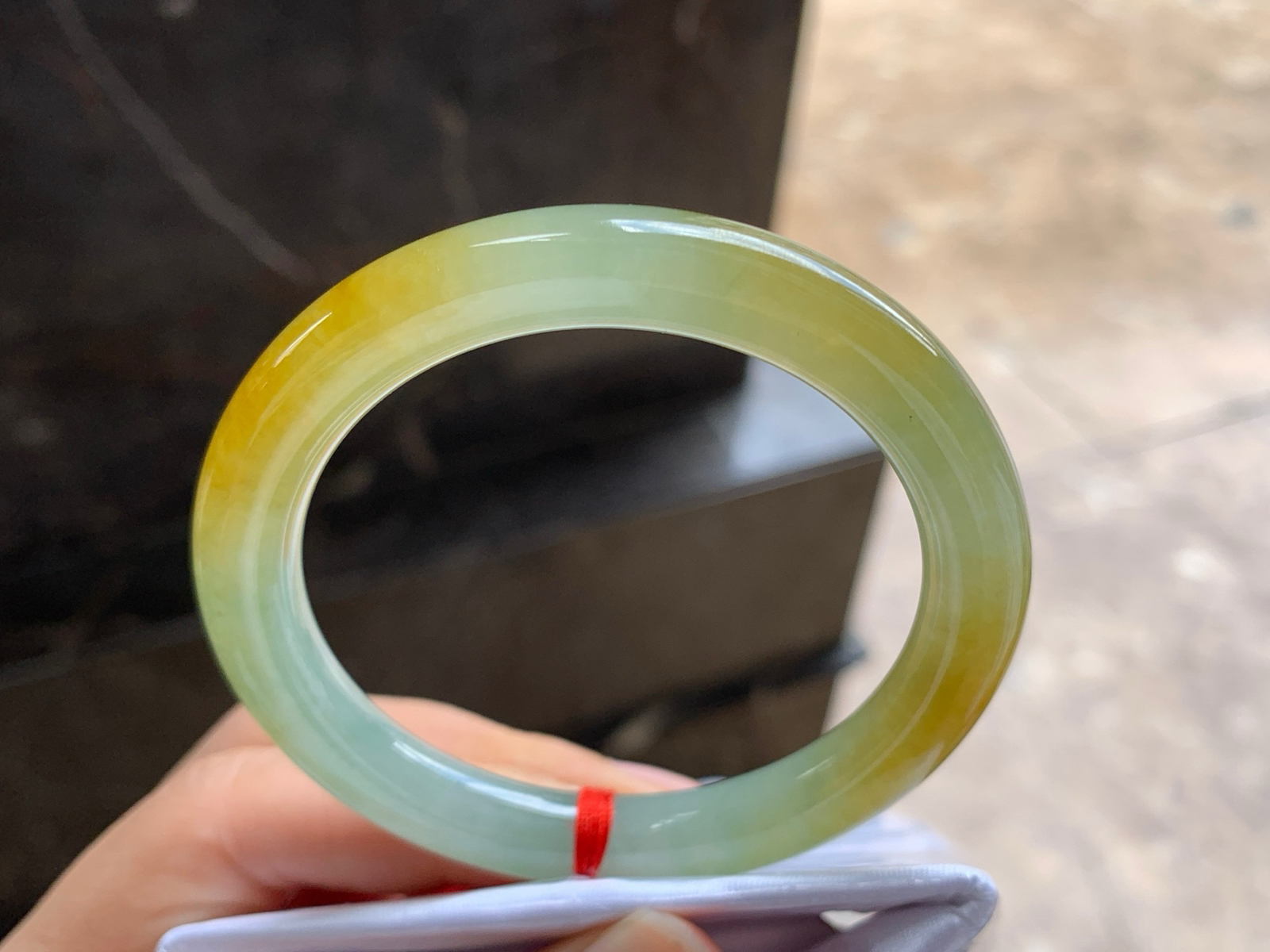 52-8.7

黄翡圆条手镯^_^鲜艳