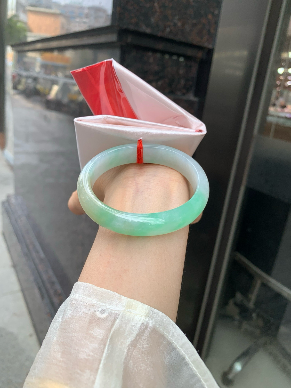 黄加绿贵妃
56-48.1-6.8-12.2
底妆水润细腻，人间富贵黄加绿，它是翡翠中的代表，翡 为黄色，寓意财富，享尊贵，如同初升的太阳，散发着温暖的光芒，翠为绿色，似早春，如同春天的绿叶，充满生机与活力，恰似枯木逢春，象征着希望与繁荣..