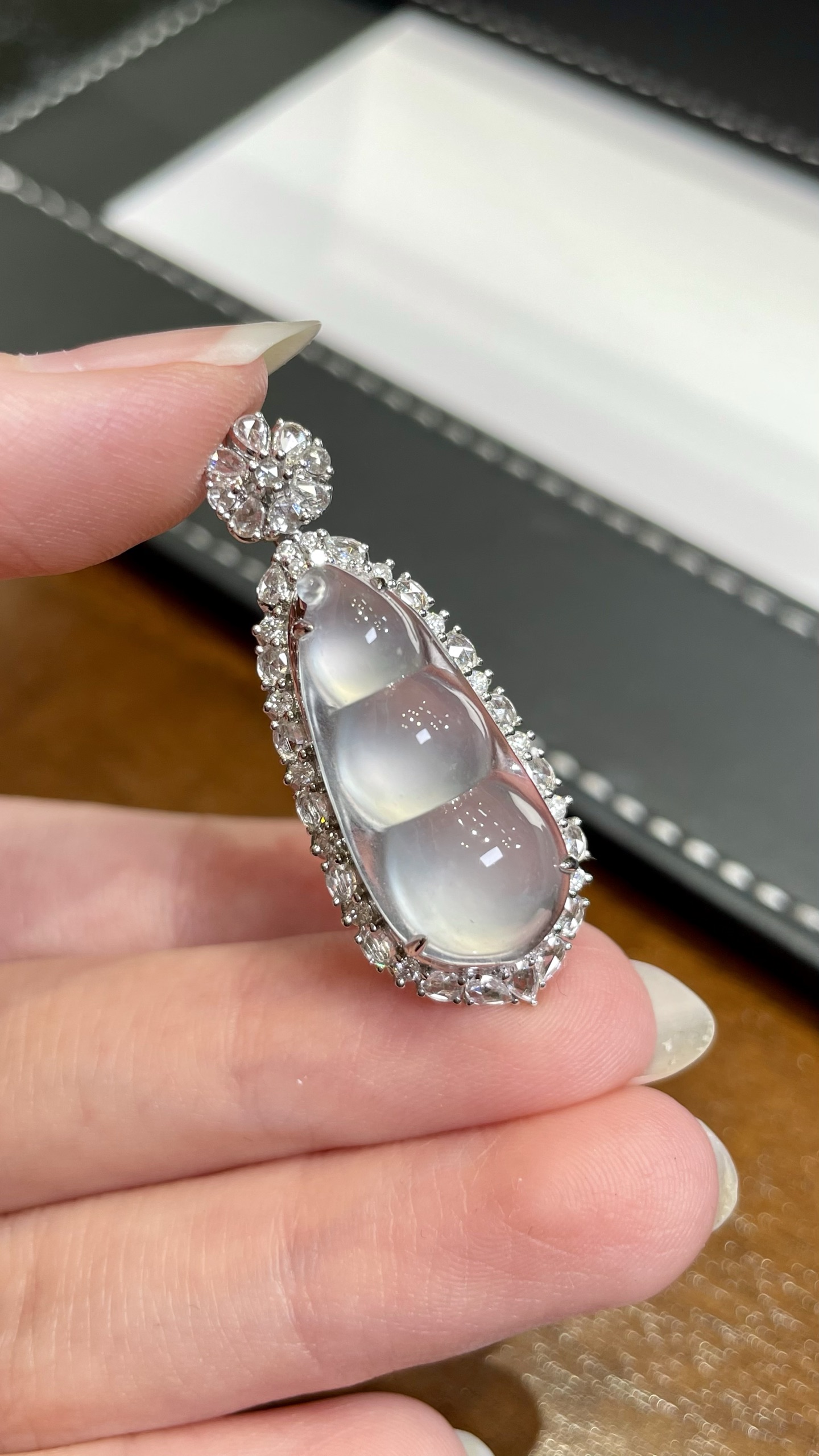 玻璃冰福豆吊坠 · 轻奢高品质美物 18K · 整：37.5*15*12.4mm 裸：24.2*11.1*6.3mm