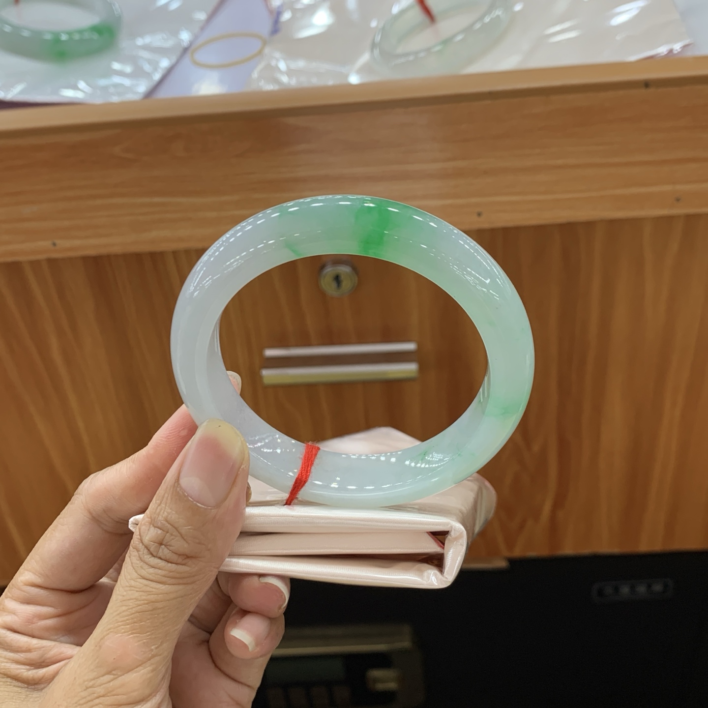 051647WJ 飘绿正圈大圈口翡翠手镯 58.8-12.6-9.5