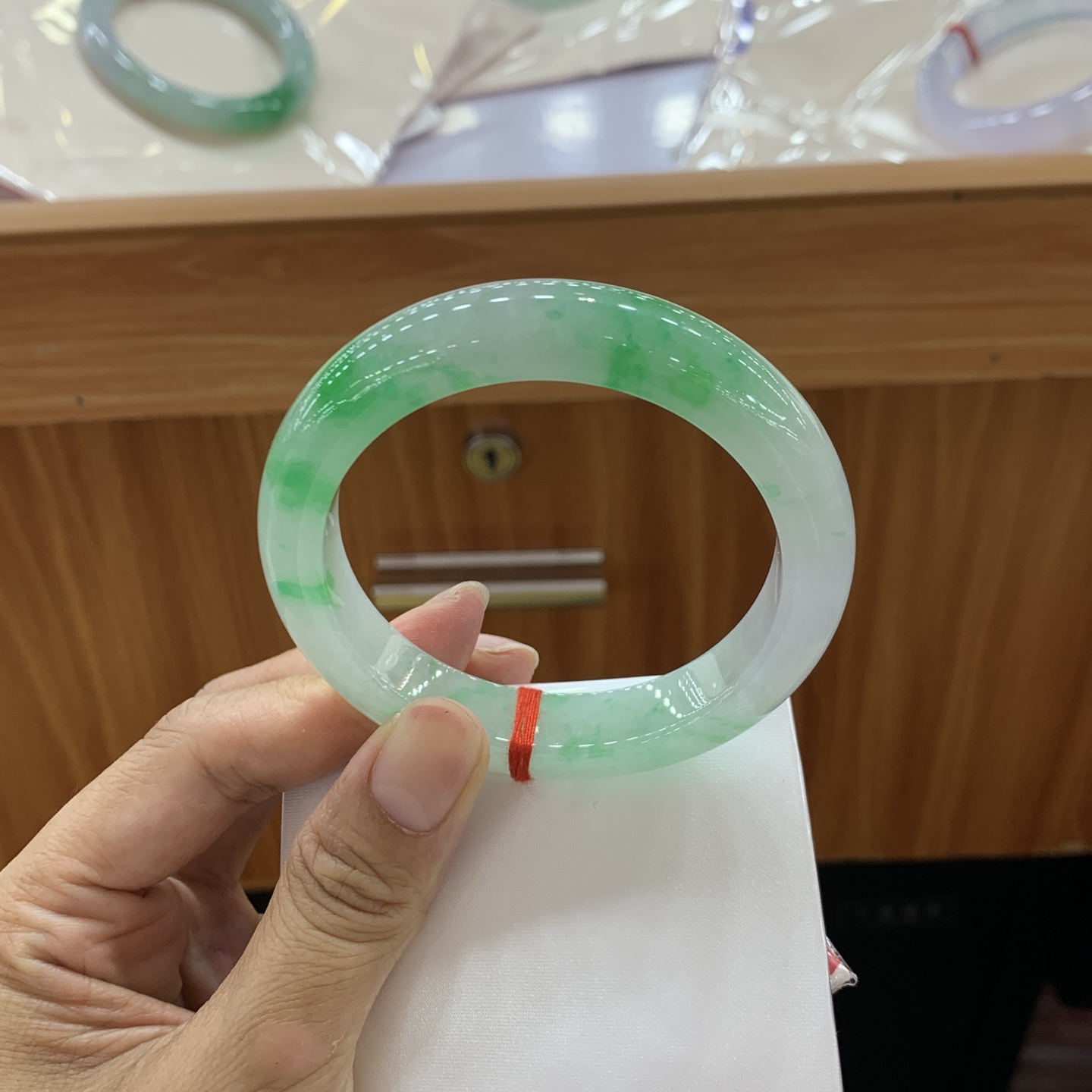051643WJ 飘绿正圈翡翠手镯 55.8-11.6-8.8