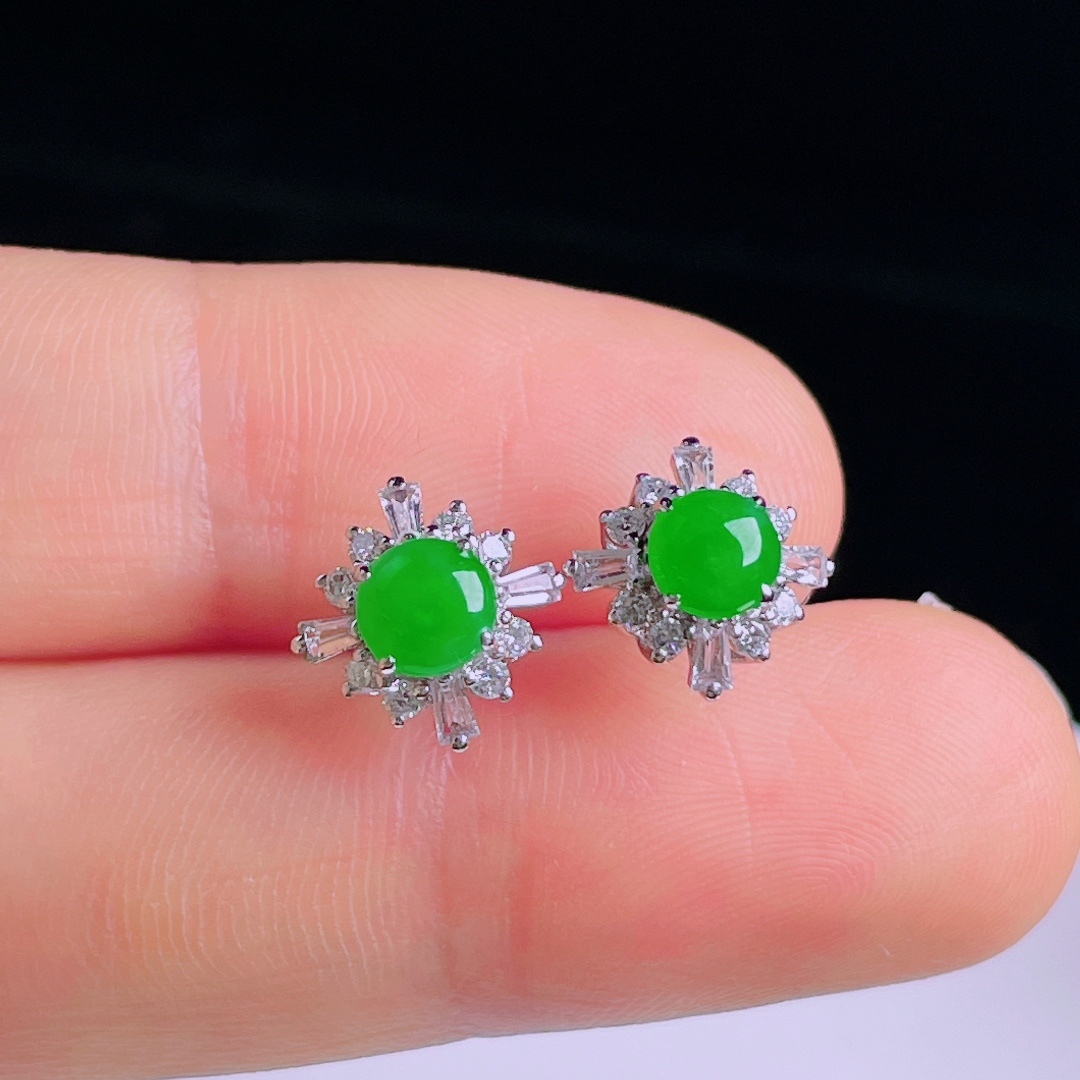 ️阳绿耳钉，老种起光，细底通透，尺寸：裸石5.7/5/3.5mm0514