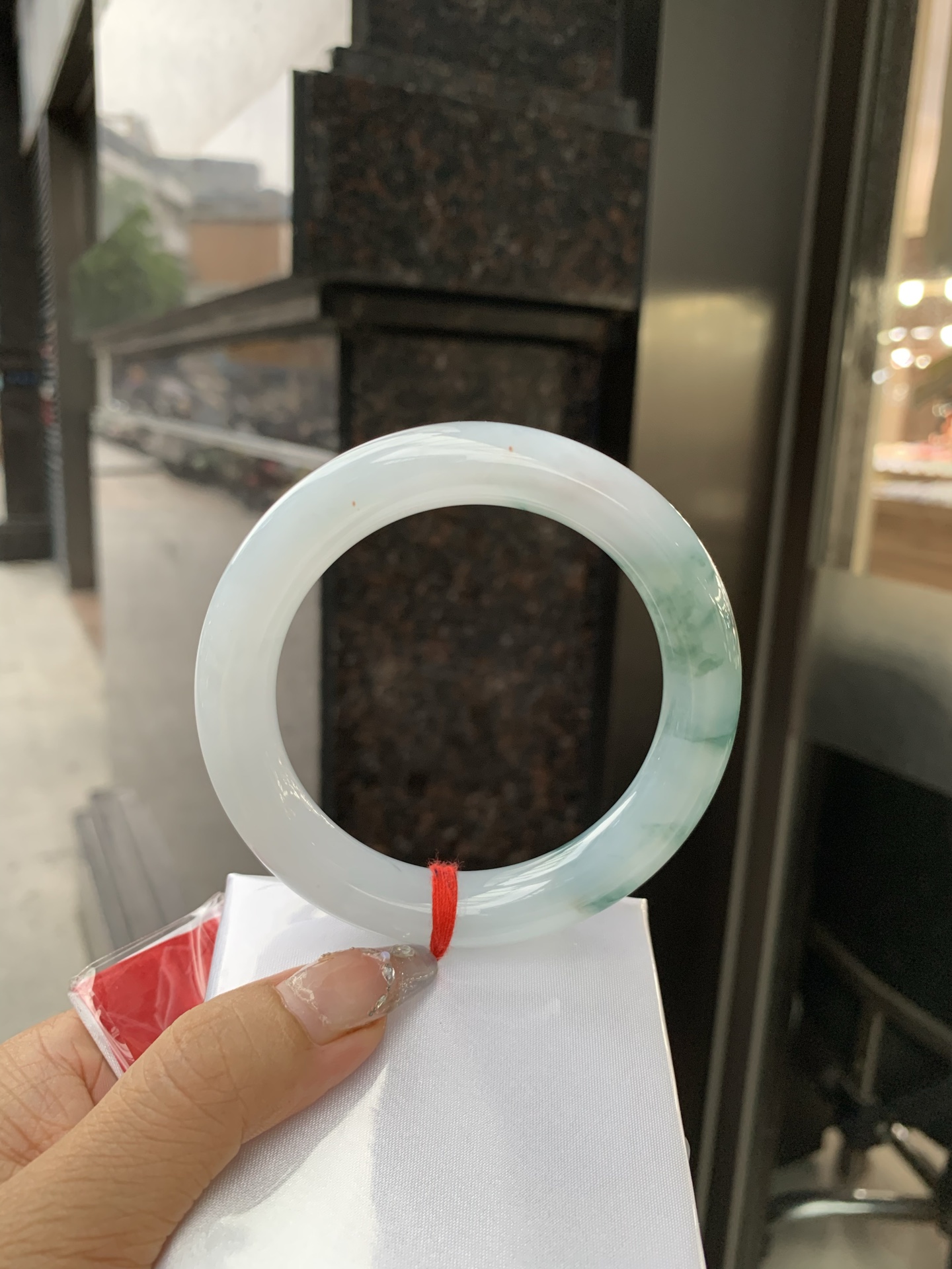 飘花圆条 60.3-11.5-11.7 0514-N721 无裂，底妆冰润细腻，飘花灵动飘逸，勾勒出一幅唯美诗意的山水意境画，古典优雅又秀气