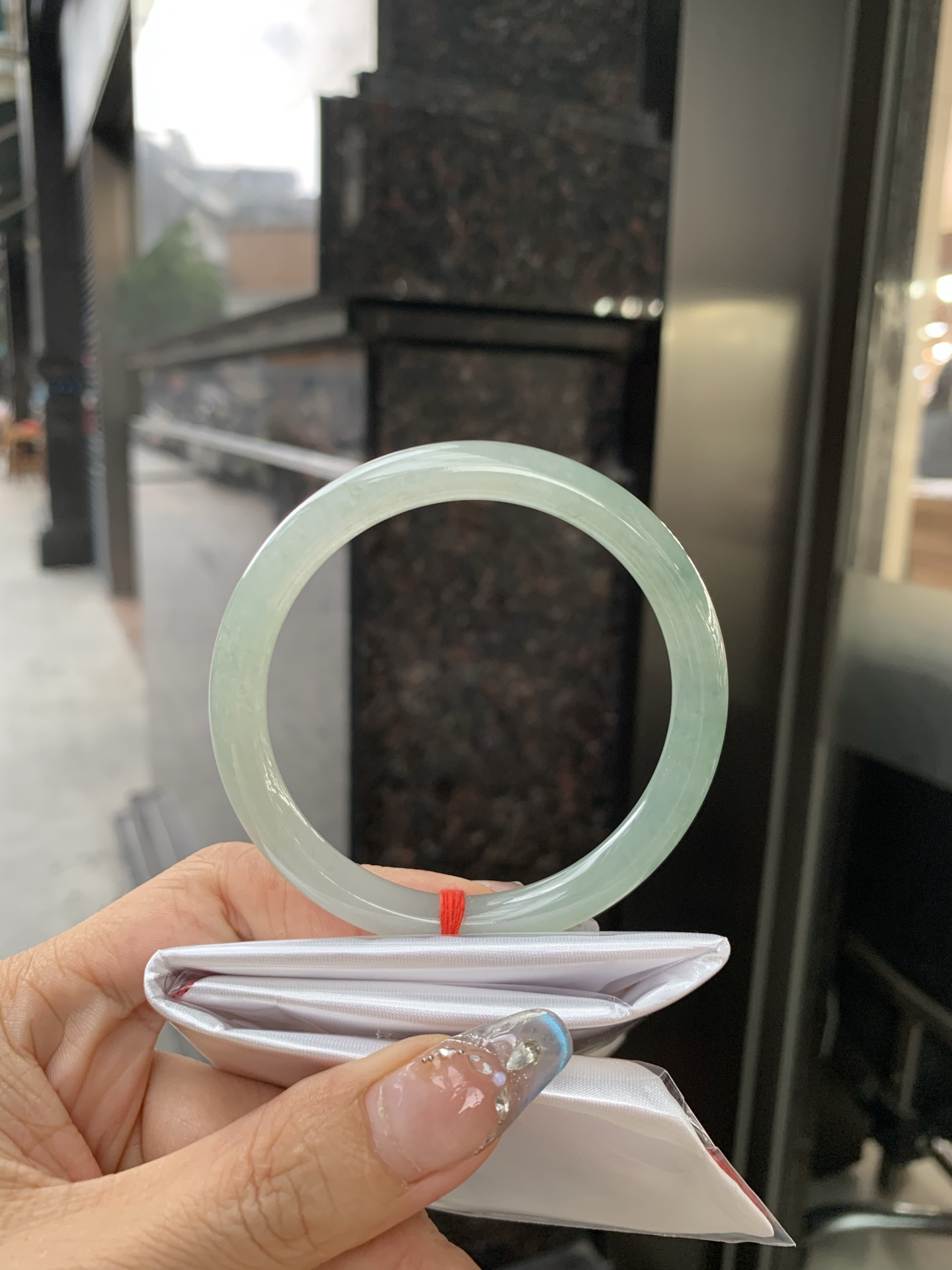 油青美人条 56.5-7-7.3 0514-N716 打灯有细纹，不打灯不明显，满圈渐变油青底层次感自然，半山半水，青黛色晕染如江南烟雨
