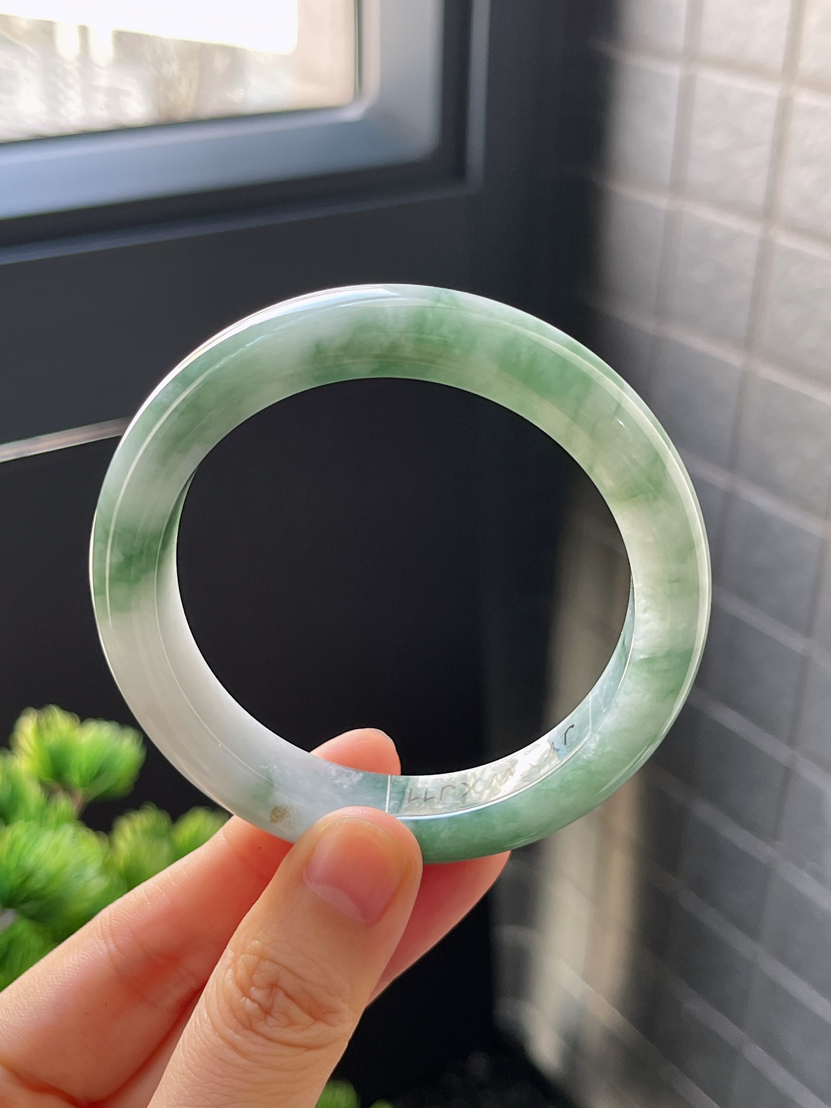 正圈53.8圈口，翡翠糯化种飘绿手镯