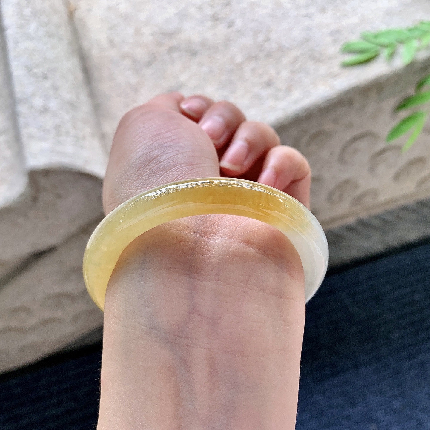 圆条49 50，圈口50.4/8.6/8.7，编码HT051514，冰糯黄翡，水润，种老，细腻，无裂。