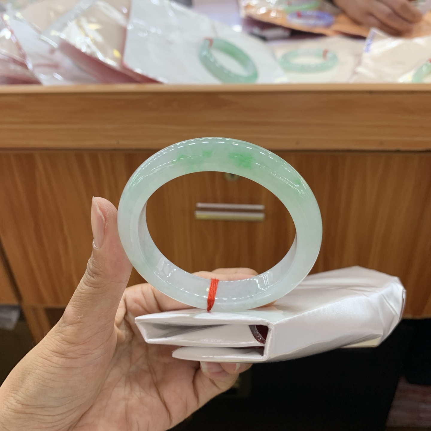 飘绿正圈翡翠手镯 57.3-12.2-8.9