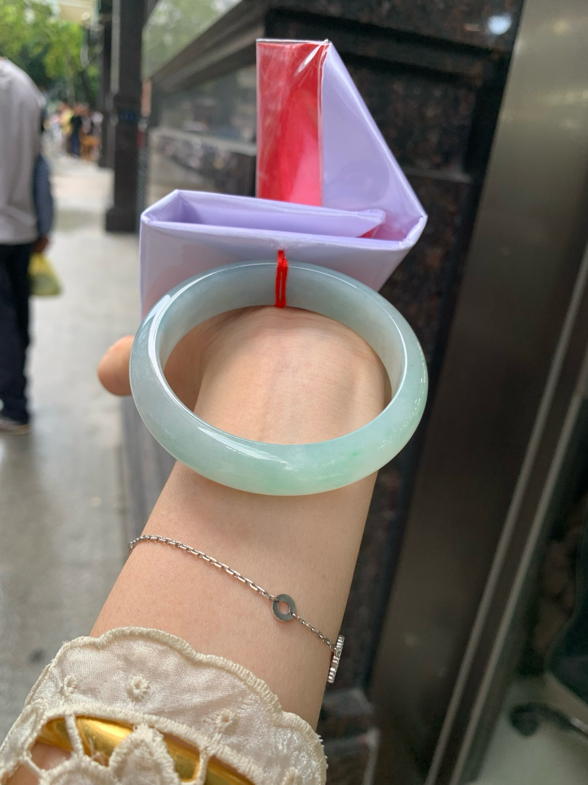 飘绿花正圈
58.6-7.4-14.1
打灯细纹，底妆冰润细腻，春风十里不如腕间一抹绿，绿花如春日的嫩草，仙气缭绕，很有意境，古典优雅令人沉醉其中..