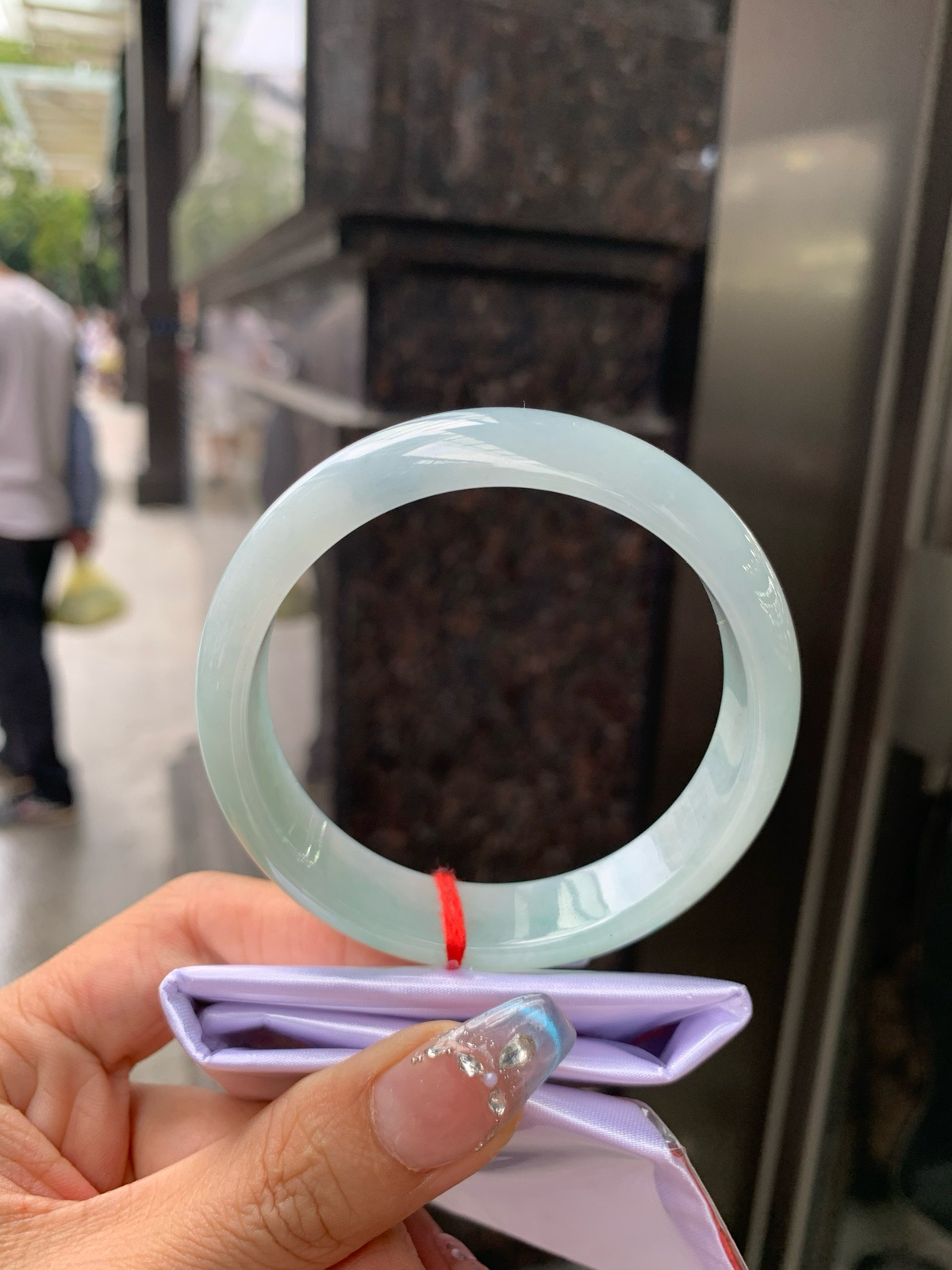 飘绿花正圈
58.6-7.4-14.1
打灯细纹，底妆冰润细腻，春风十里不如腕间一抹绿，绿花如春日的嫩草，仙气缭绕，很有意境，古典优雅令人沉醉其中..