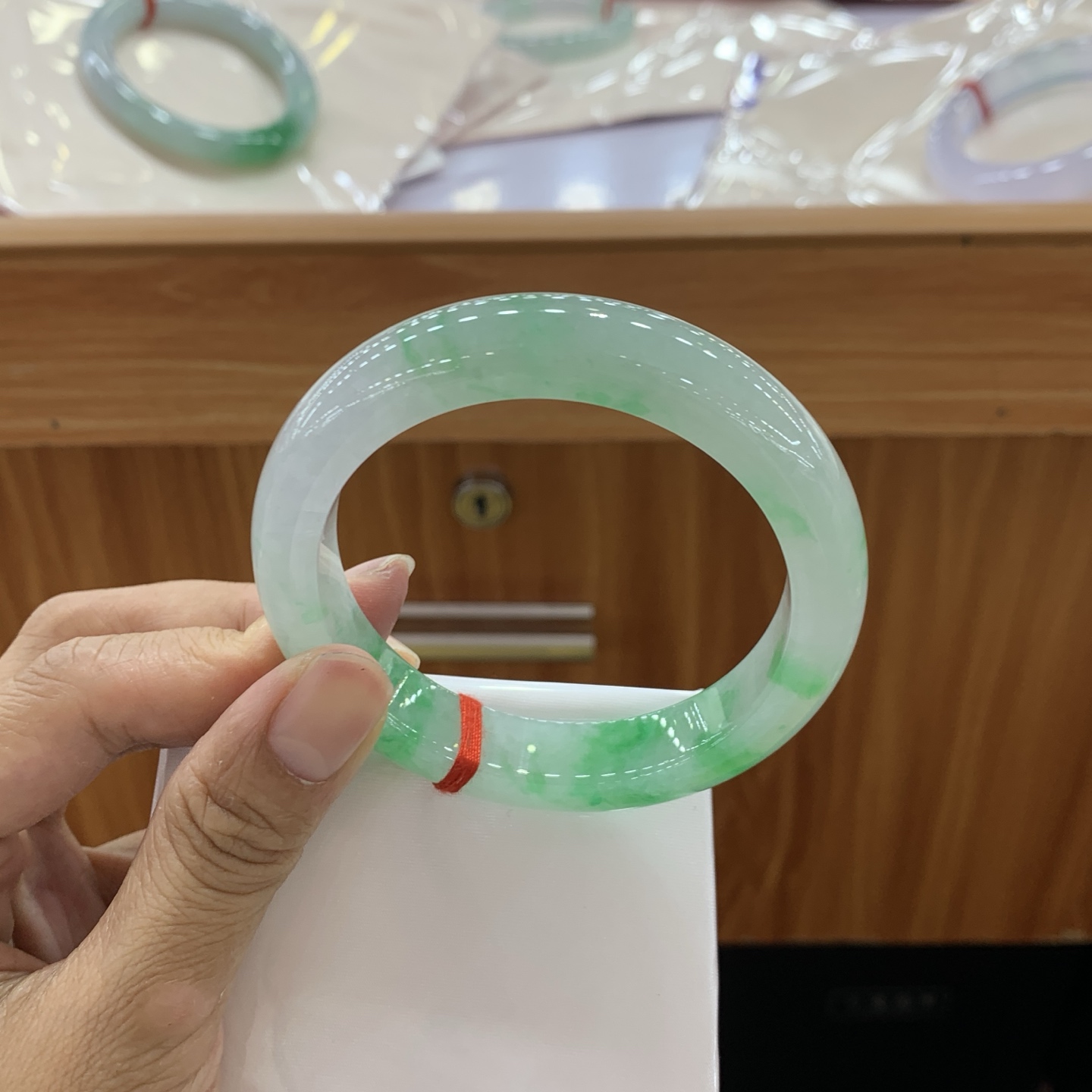 051643WJ 飘绿正圈翡翠手镯 55.8-11.6-8.8