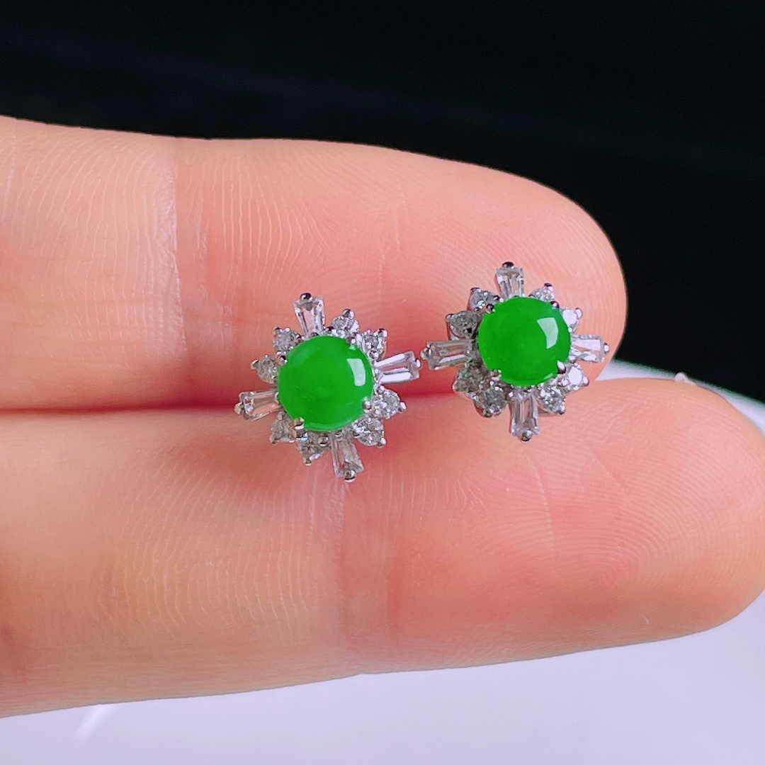 ️阳绿耳钉，老种起光，细底通透，尺寸：裸石5.7/5/3.5mm0514