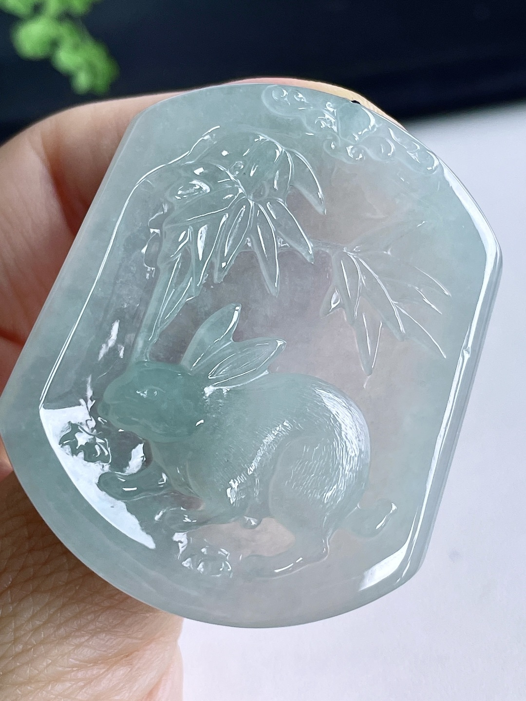 糯冰晴水生肖兔牌吊坠 无裂, 性比高 尺寸51.2-43-5.8 重量26.8克