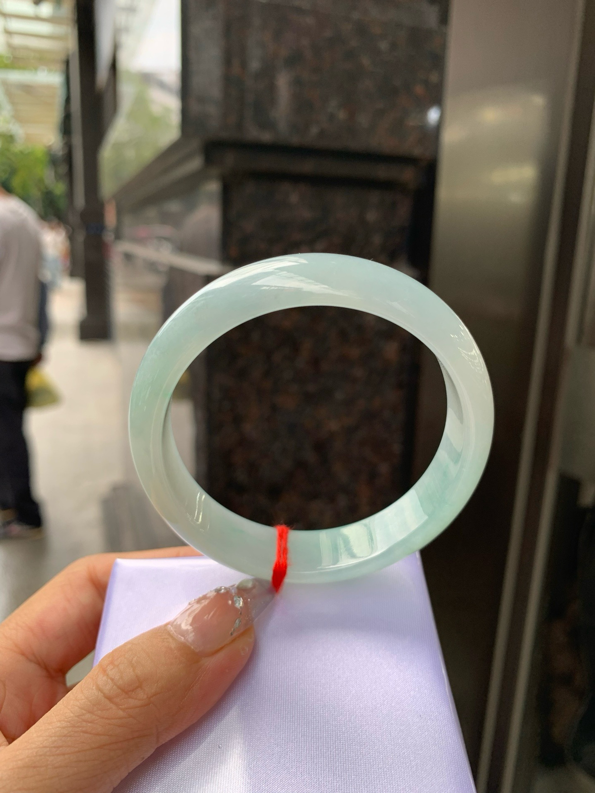 飘绿花正圈
58.6-7.4-14.1
打灯细纹，底妆冰润细腻，春风十里不如腕间一抹绿，绿花如春日的嫩草，仙气缭绕，很有意境，古典优雅令人沉醉其中..