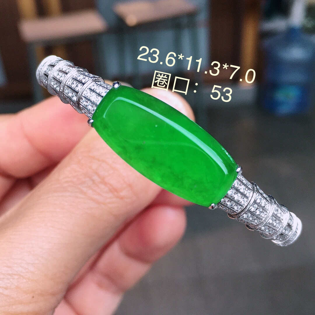 阳绿无事牌手镯，色泽均匀艳丽，玉质细腻，荧光感超
强，饱满圆润，简单大方，尽显优雅气质，18k
金豪华镶嵌
