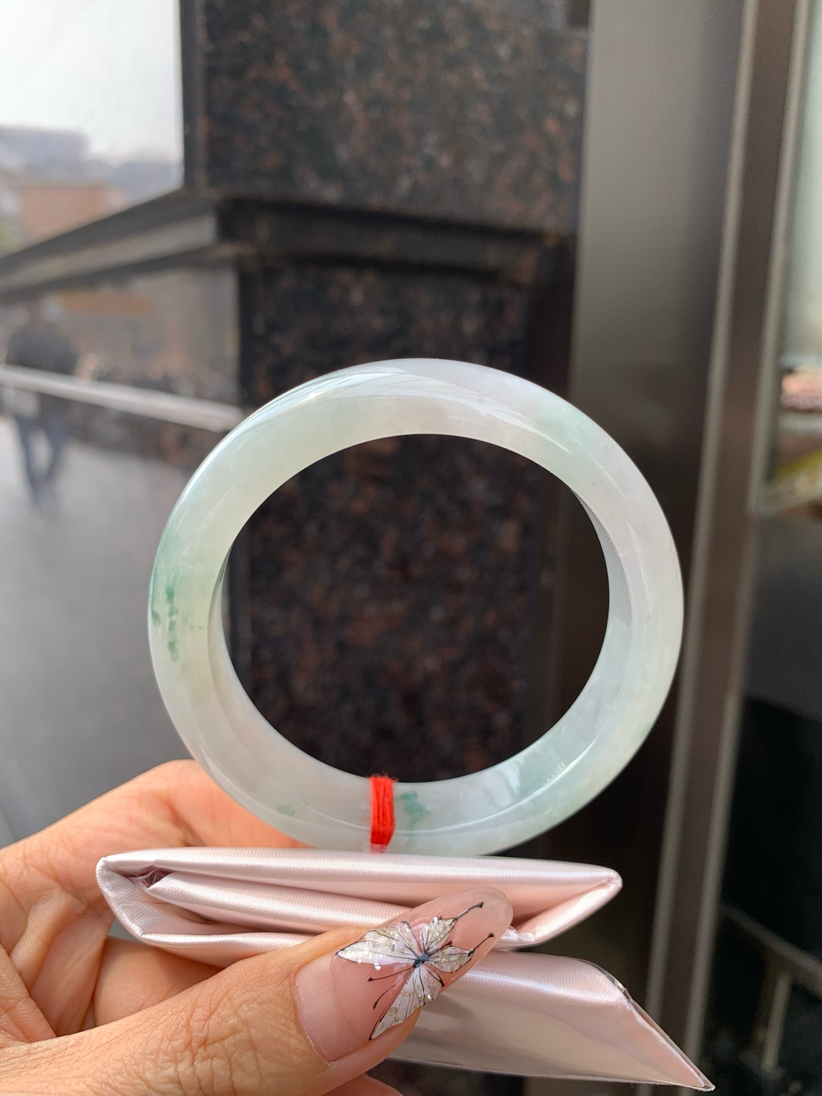 冰飘花正圈
60-9-13.8
底妆冰润，冰底中开出了朵朵蓝花，飘花灵动飘逸，勾勒出一幅唯美诗意的山水意境画，古典优雅又秀气..