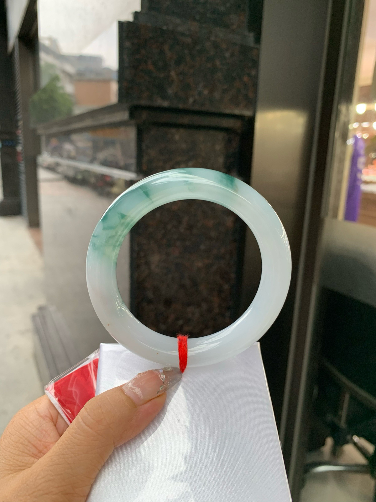 飘花圆条
60-11.5-11.7
底妆冰润细腻，飘花灵动飘逸，勾勒出一幅唯美诗意的山水意境画，古典优雅又秀气..