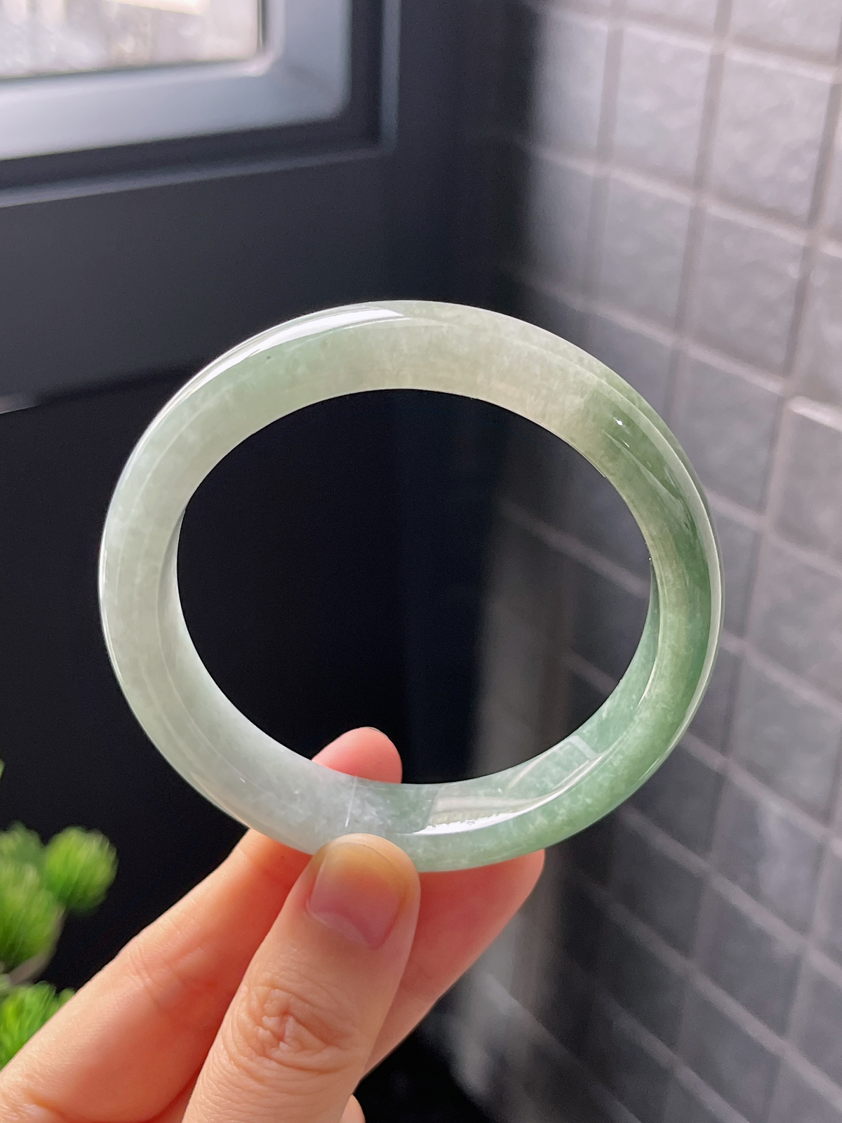 正圈56.8圈口，翡翠糯化种淡绿色手镯