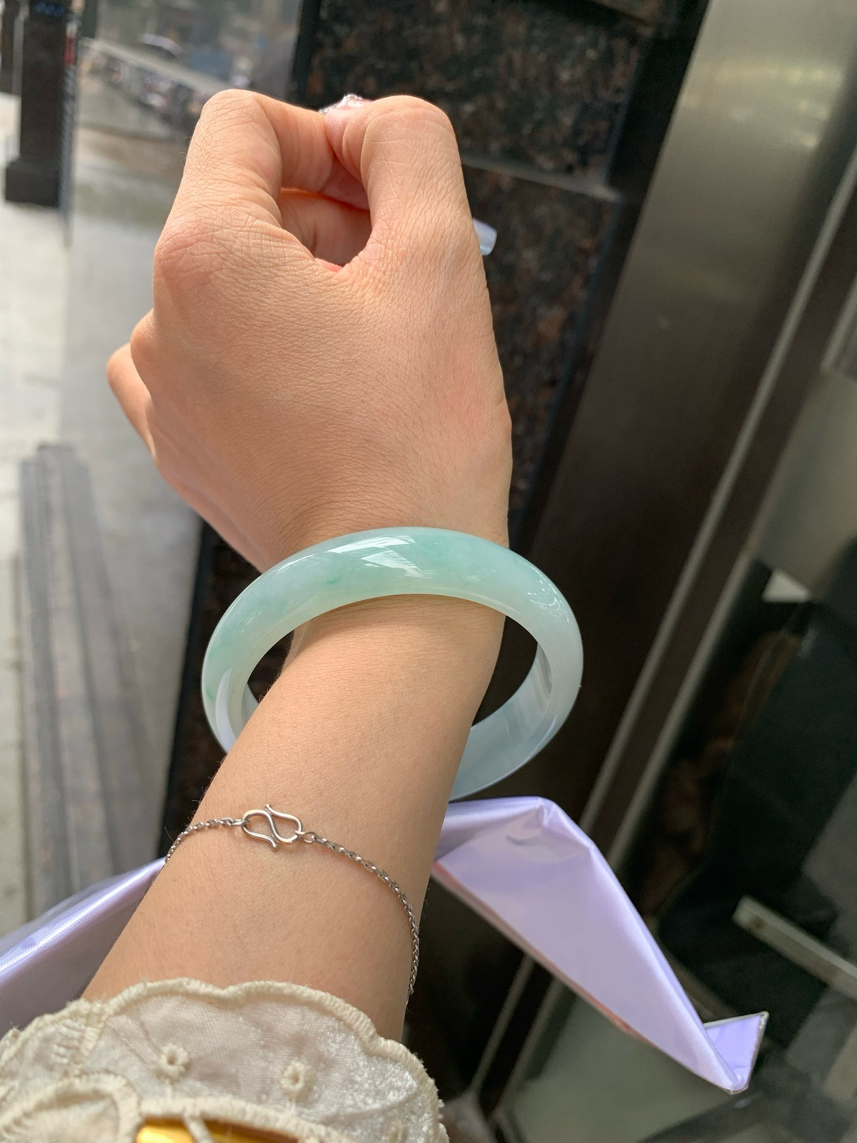 飘绿花正圈
58.6-7.4-14.1
打灯细纹，底妆冰润细腻，春风十里不如腕间一抹绿，绿花如春日的嫩草，仙气缭绕，很有意境，古典优雅令人沉醉其中..