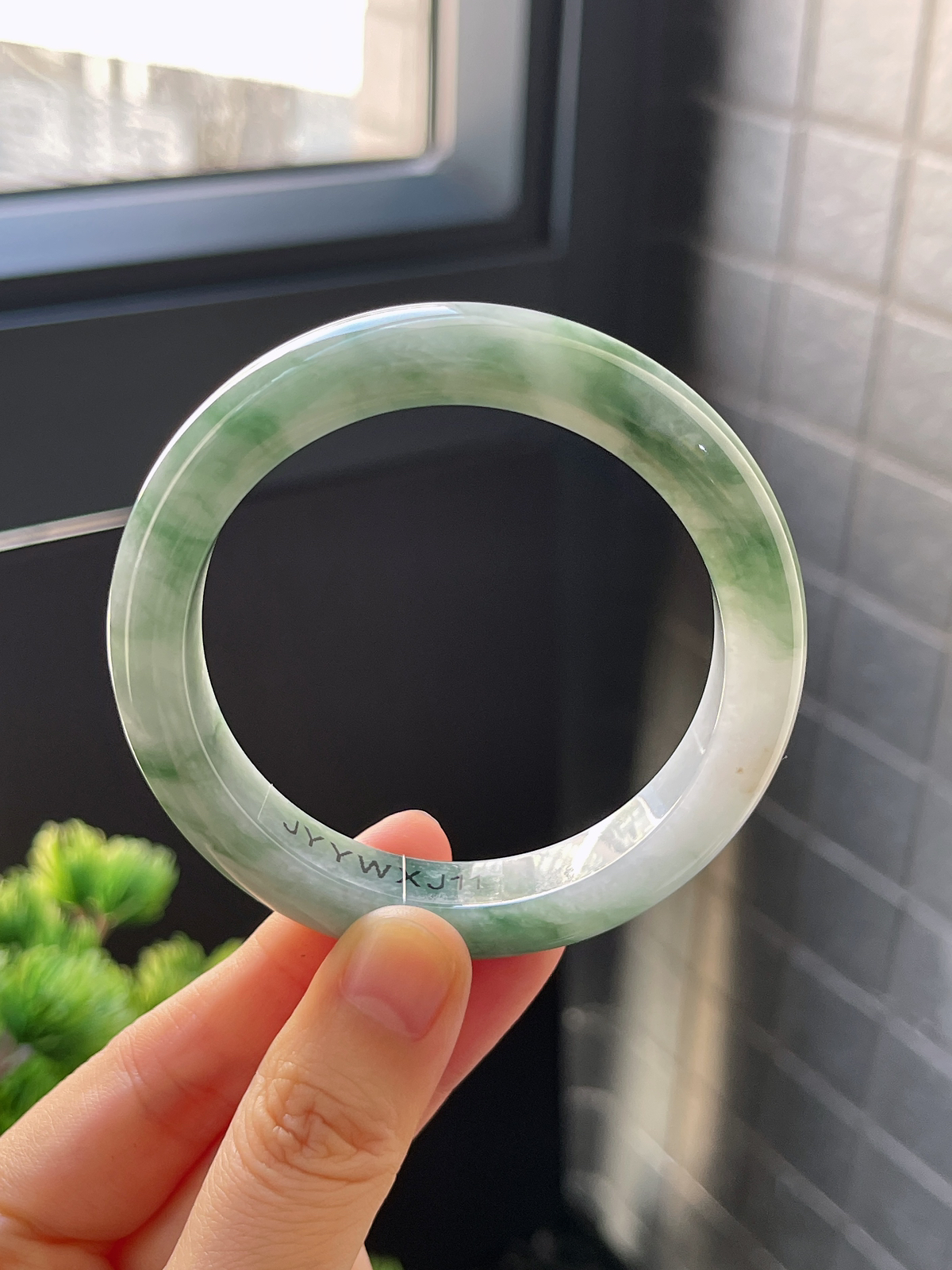 正圈53.8圈口，翡翠糯化种飘绿手镯