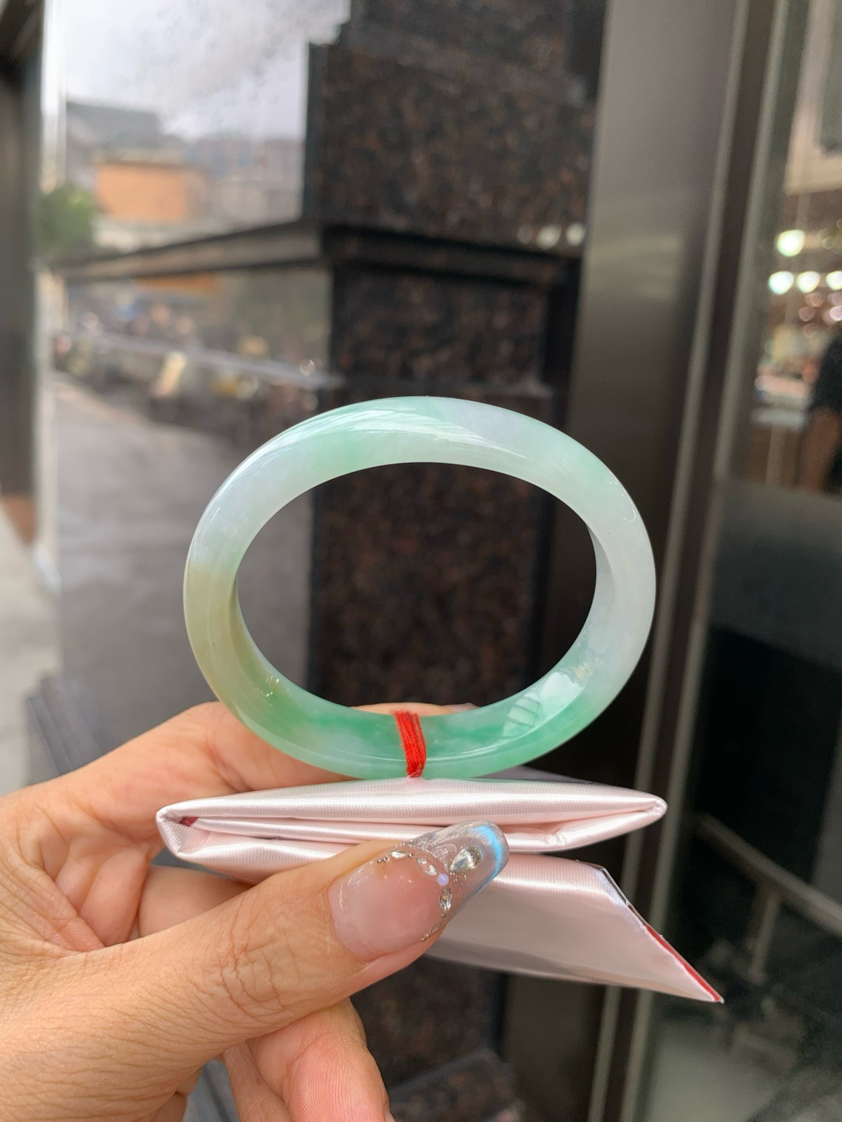 黄加绿贵妃
56-48.1-6.8-12.2
底妆水润细腻，人间富贵黄加绿，它是翡翠中的代表，翡 为黄色，寓意财富，享尊贵，如同初升的太阳，散发着温暖的光芒，翠为绿色，似早春，如同春天的绿叶，充满生机与活力，恰似枯木逢春，象征着希望与繁荣..