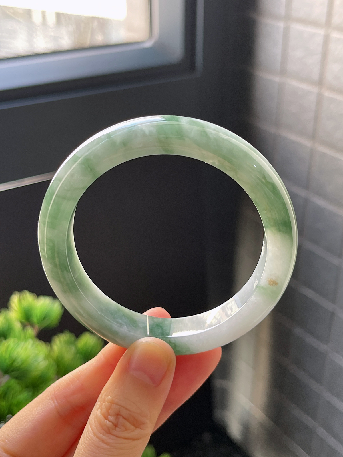 正圈53.8圈口，翡翠糯化种飘绿手镯