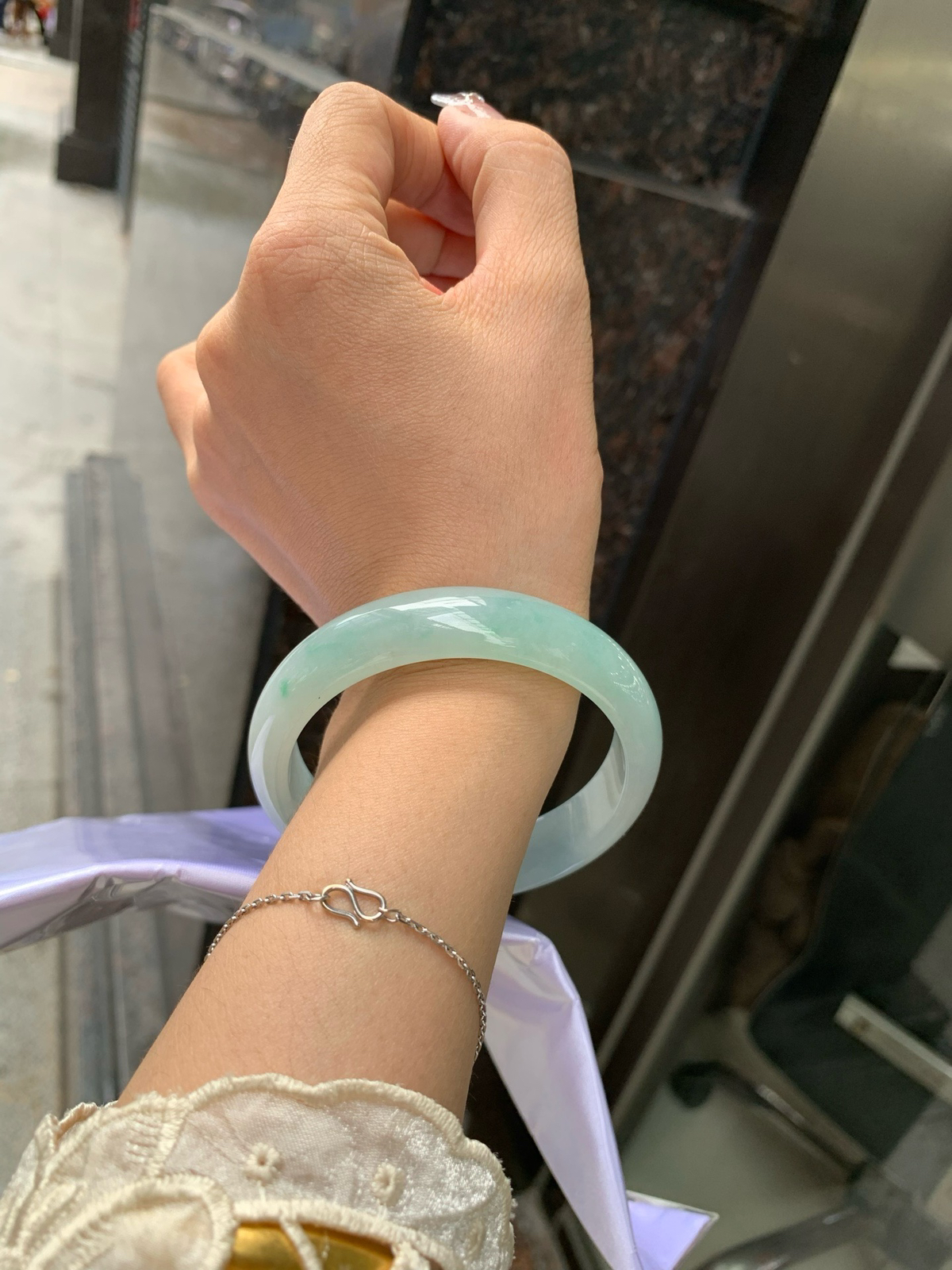 飘绿花正圈
58.6-7.4-14.1
打灯细纹，底妆冰润细腻，春风十里不如腕间一抹绿，绿花如春日的嫩草，仙气缭绕，很有意境，古典优雅令人沉醉其中..