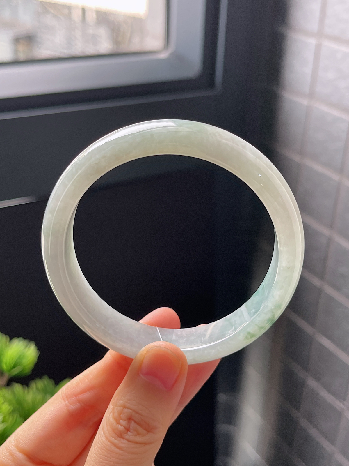 正圈57.3圈口，翡翠糯化种飘绿手镯
