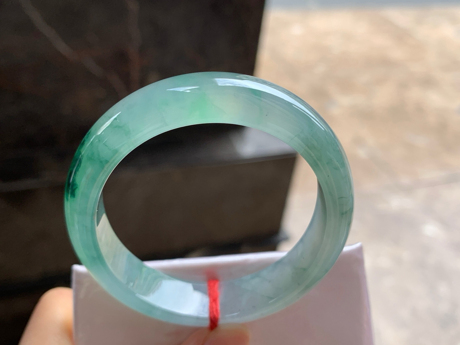 54-12.2-6.8

冰绿花贵妃手镯^_^冰透 清新 水润 正圈52可以带