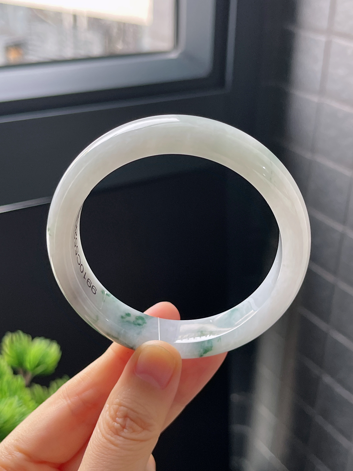正圈56.8圈口，翡翠糯化种飘绿手镯