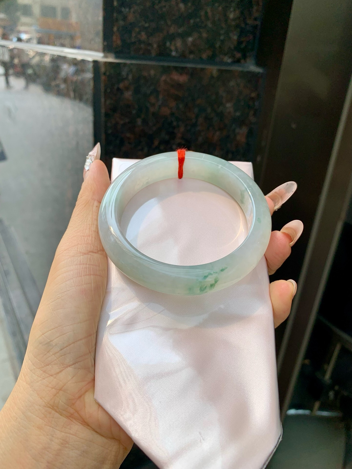 冰飘花正圈
60-9-13.8
底妆冰润，冰底中开出了朵朵蓝花，飘花灵动飘逸，勾勒出一幅唯美诗意的山水意境画，古典优雅又秀气..