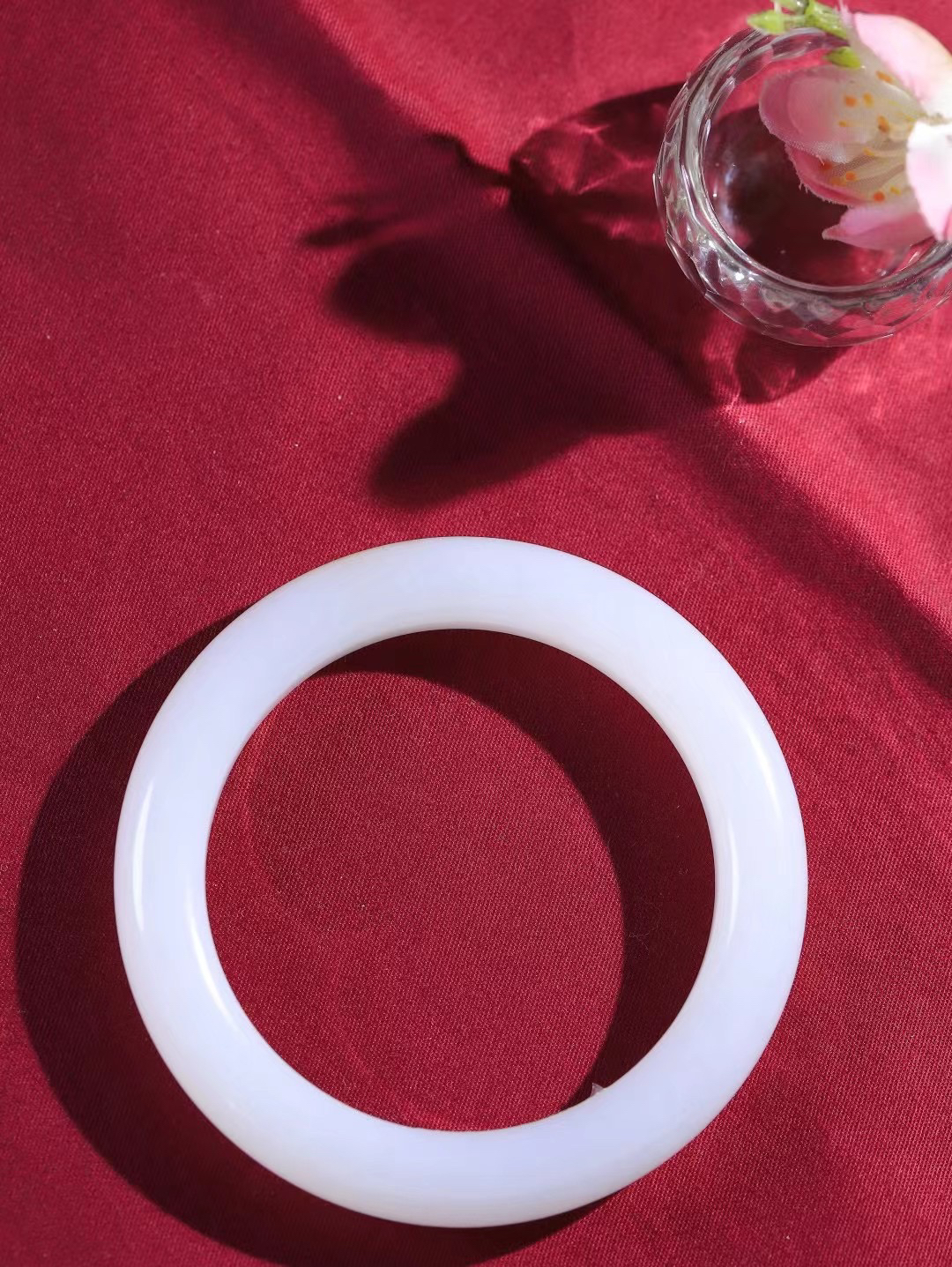 （温柔雅致.手镯）

精品️和田玉糖白玉手镯。镯型饱满，温润细腻，脂润沁香。️执一卷书，沏一盏茶，着一袭裙，戴一只镯。淡淡浅笺，素心若兰，静赏玉中诗画。悠悠岁月，芊手轻摘，盛满诗样芳华。重57.5克   尺寸57-10.7-10.3mm    FDA-32501300