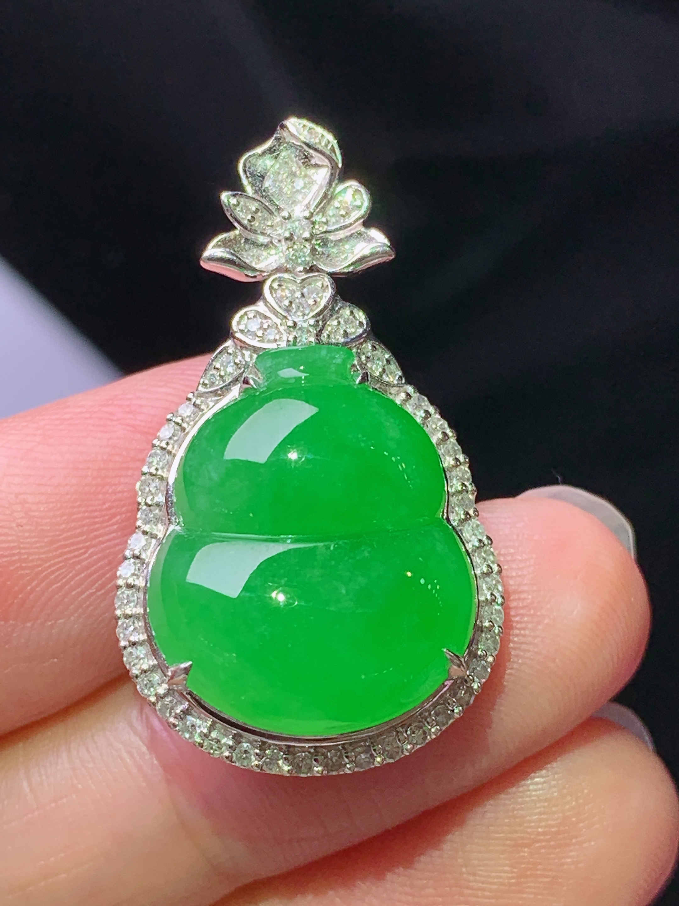 18k金钻镶嵌满绿葫芦吊坠 玉质细腻 色泽艳丽清新 水润亮眼 整体尺寸30.2*17.8*10.5 