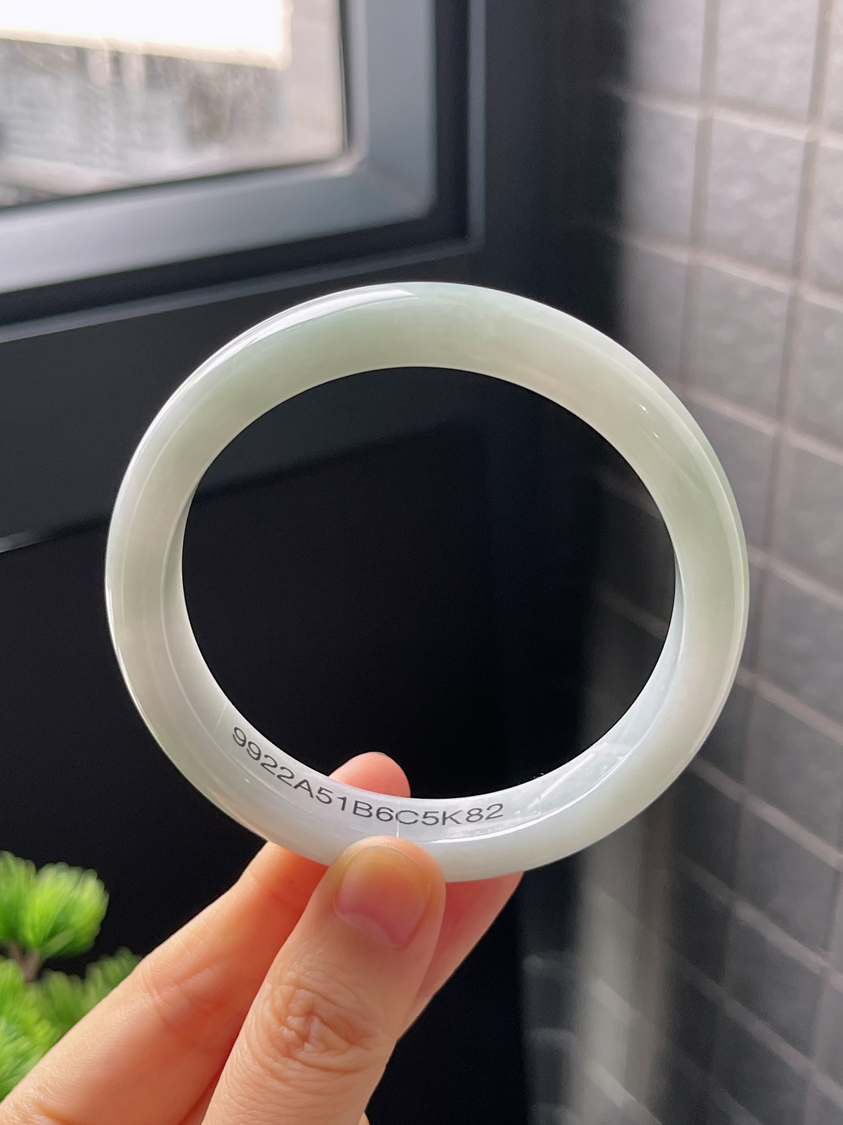 正圈60圈口，翡翠糯化种淡绿色手镯