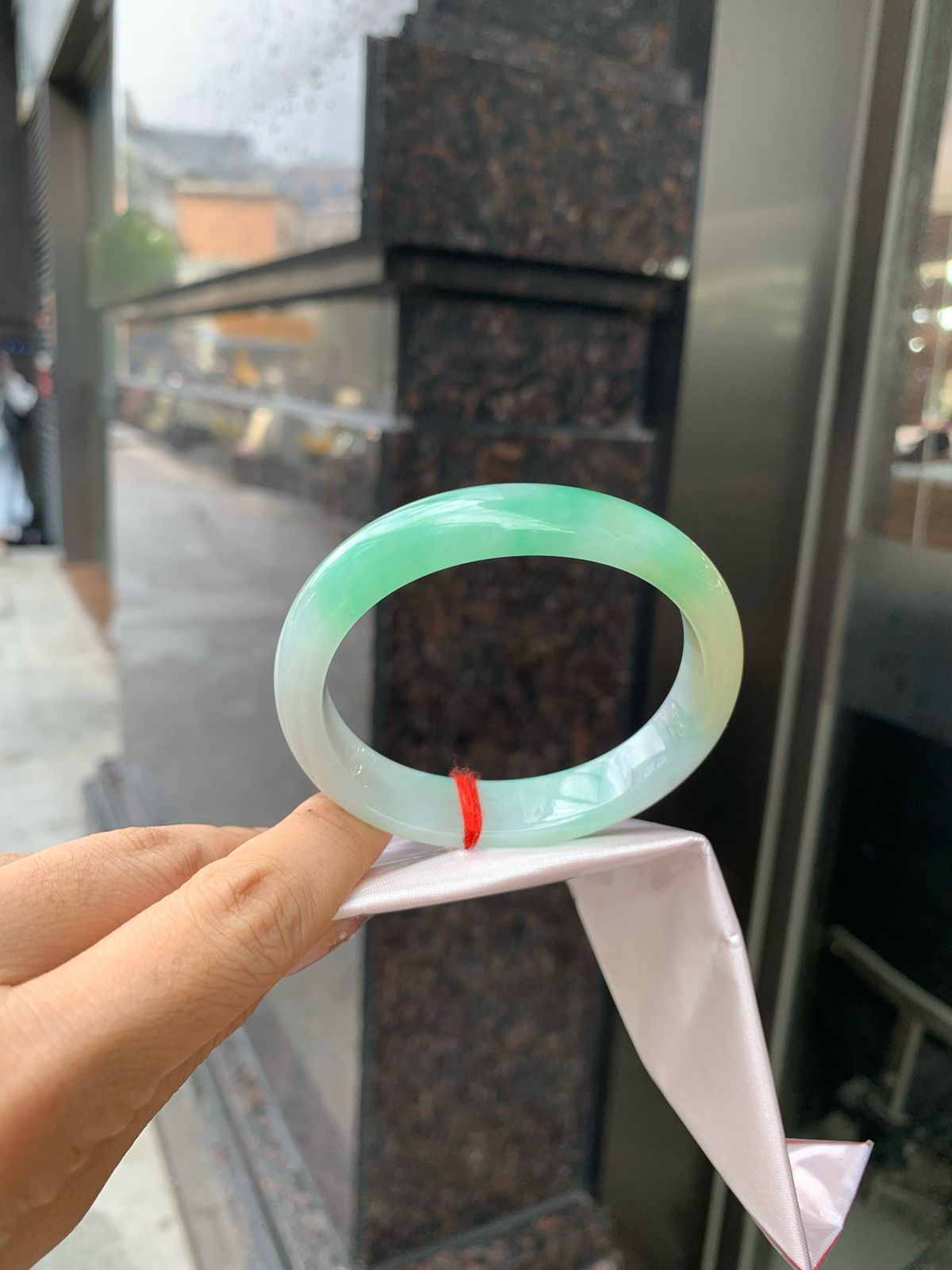 黄加绿贵妃
56-48.1-6.8-12.2
底妆水润细腻，人间富贵黄加绿，它是翡翠中的代表，翡 为黄色，寓意财富，享尊贵，如同初升的太阳，散发着温暖的光芒，翠为绿色，似早春，如同春天的绿叶，充满生机与活力，恰似枯木逢春，象征着希望与繁荣..