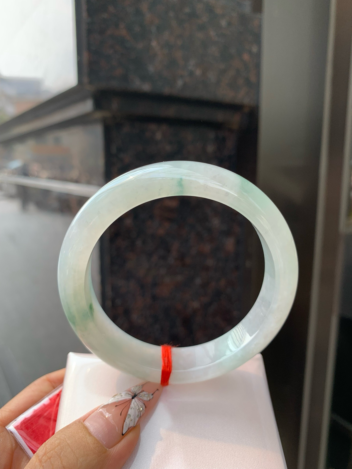 冰飘花正圈
60-9-13.8
底妆冰润，冰底中开出了朵朵蓝花，飘花灵动飘逸，勾勒出一幅唯美诗意的山水意境画，古典优雅又秀气..