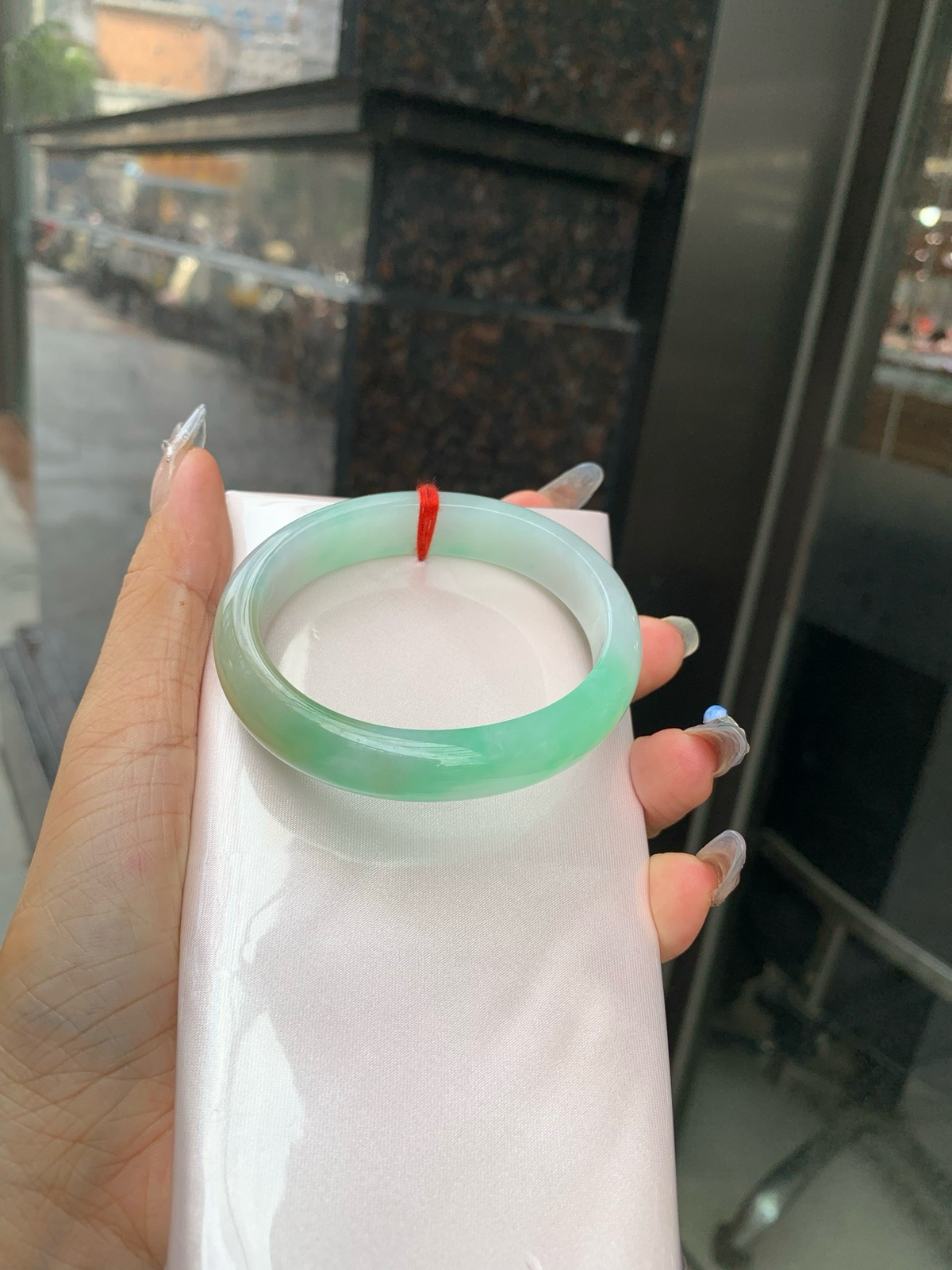 黄加绿贵妃
56-48.1-6.8-12.2
底妆水润细腻，人间富贵黄加绿，它是翡翠中的代表，翡 为黄色，寓意财富，享尊贵，如同初升的太阳，散发着温暖的光芒，翠为绿色，似早春，如同春天的绿叶，充满生机与活力，恰似枯木逢春，象征着希望与繁荣..