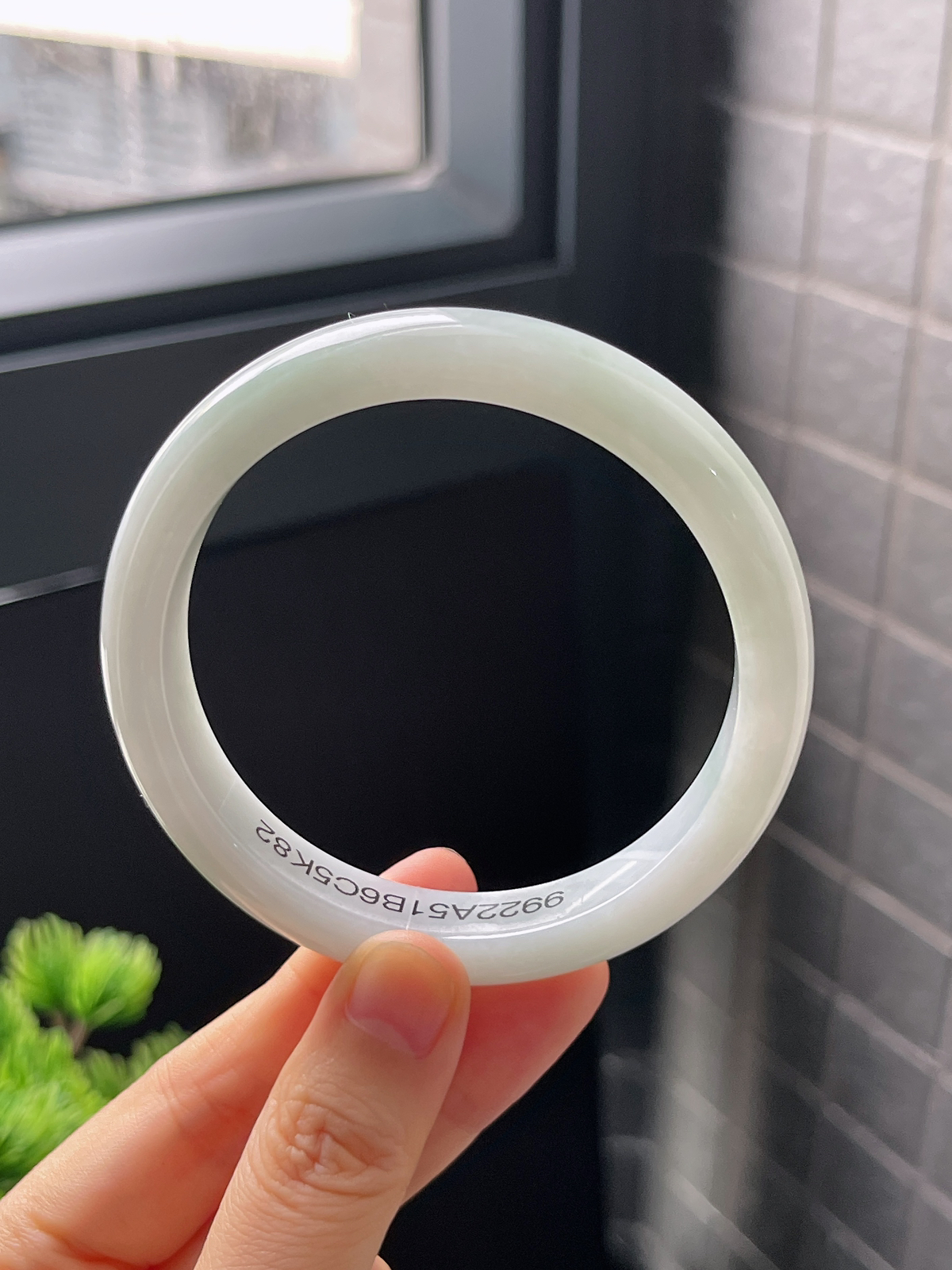 正圈60圈口，翡翠糯化种淡绿色手镯