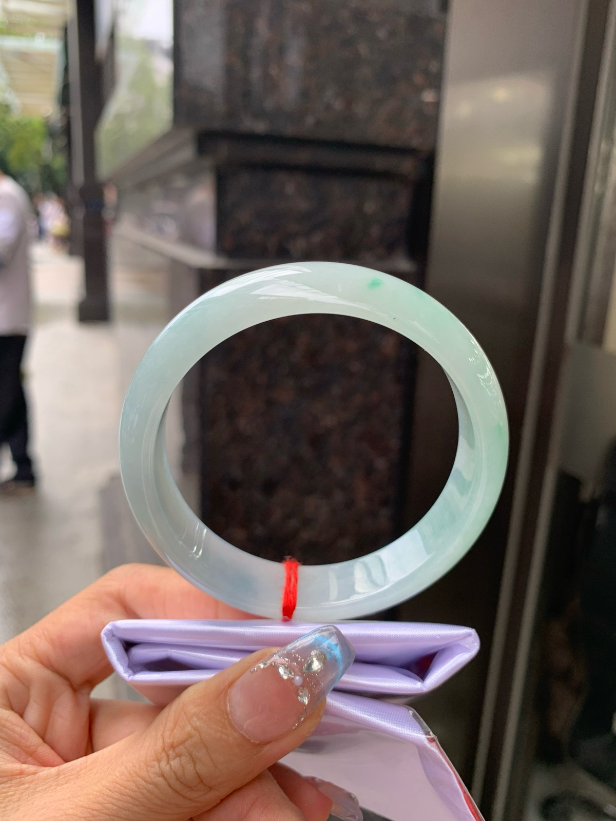 飘绿花正圈
58.6-7.4-14.1
打灯细纹，底妆冰润细腻，春风十里不如腕间一抹绿，绿花如春日的