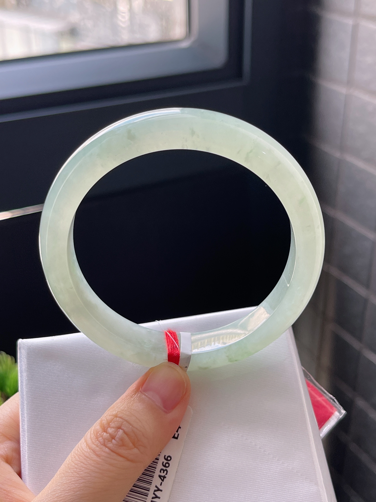 正圈57.4圈口，翡翠冰糯种浅绿色手镯
