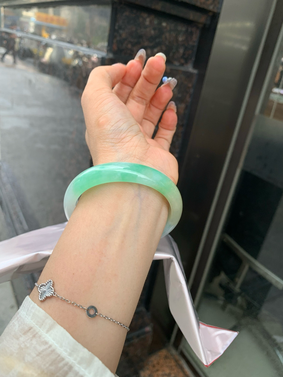 黄加绿贵妃
56-48.1-6.8-12.2
底妆水润细腻，人间富贵黄加绿，它是翡翠中的代表，翡 为黄色，寓意财富，享尊贵，如同初升的太阳，散发着温暖的光芒，翠为绿色，似早春，如同春天的绿叶，充满生机与活力，恰似枯木逢春，象征着希望与繁荣..