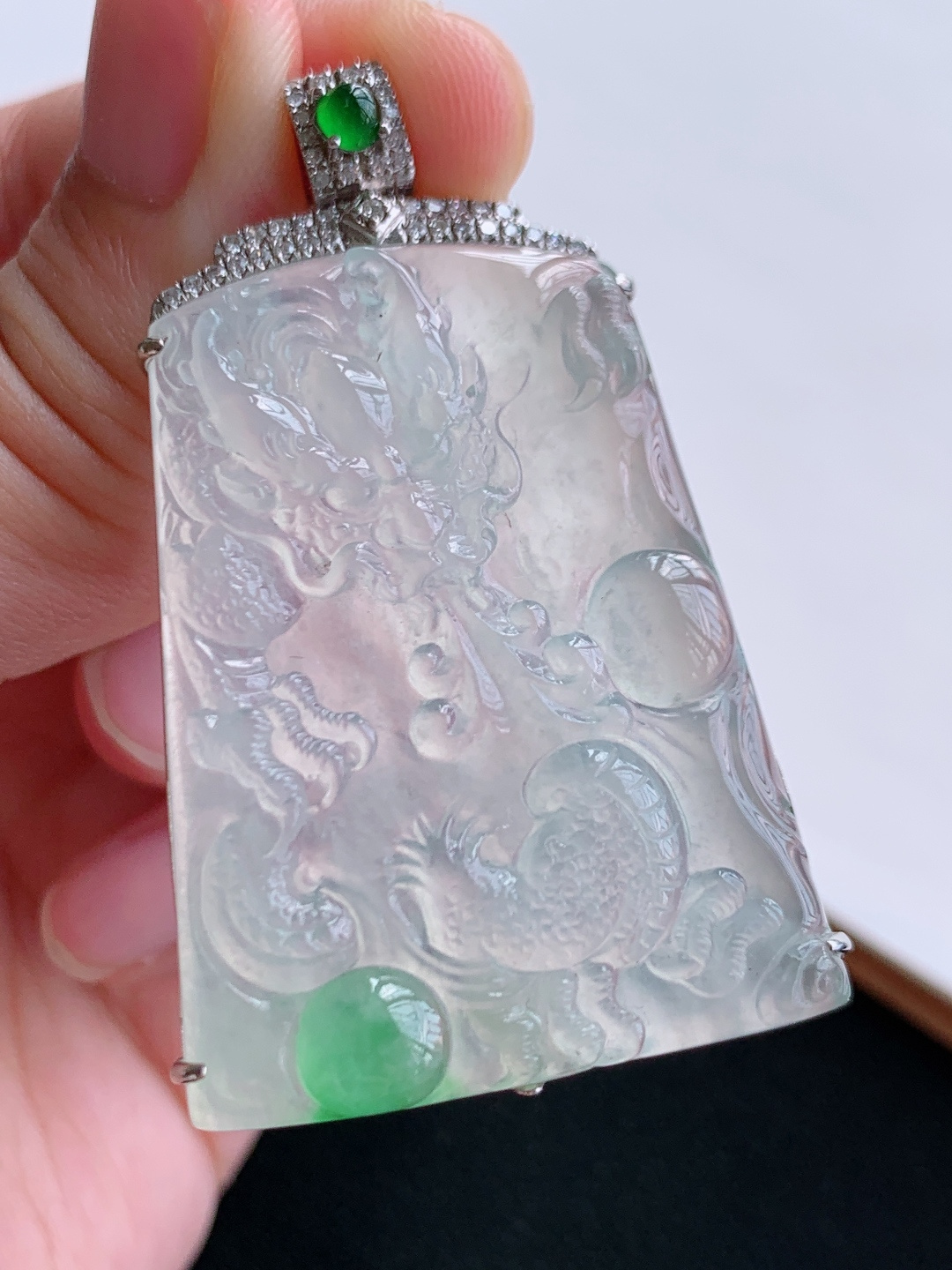 冰种龙牌吊坠，底部一抹阳绿，龙雕刻霸气立体 裸石38.6-29.3-3.5 自然光拍摄