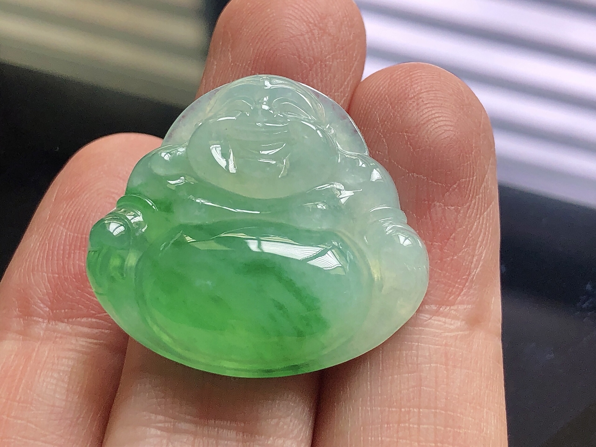 ️ 冰种阳绿佛公， 色泽艳阳，通透水润，玉质细腻，夺目迷人，雕工精湛，面相慈祥大气，品相，无裂，尺