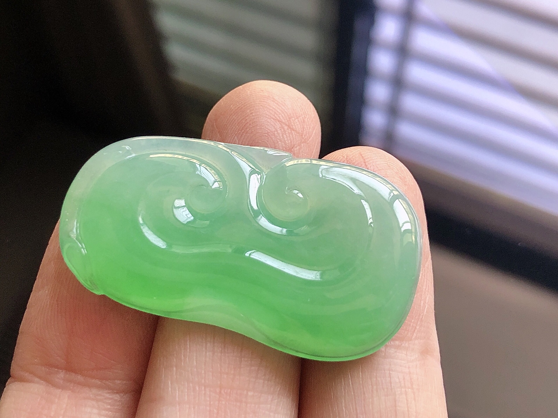 ️ 阳绿如意， 色泽艳阳，通透水润，玉质细腻，夺目迷人，镶嵌效果大气上档次，品相，无裂，尺寸41.2*23.5*4.5