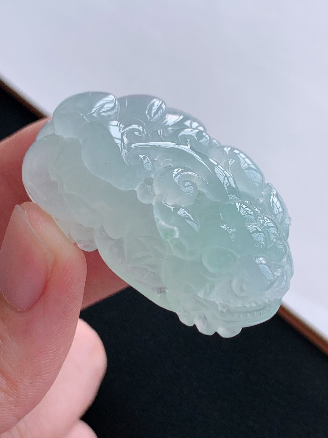 冰种晴水底貔貅吊坠厚装饱满，雕工立体霸气 裸石42.6-22-14.5 自然光拍摄