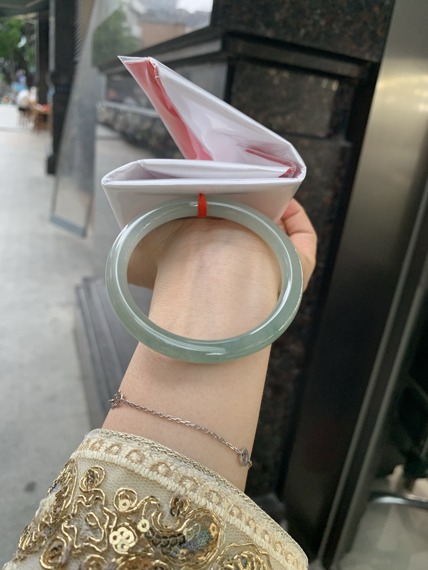 油青美人条 56.5-7-7.3 0514-N716 打灯有细纹，不打灯不明显，满圈渐变油青底层次感自然，半山半水，青黛色晕染如江南烟雨