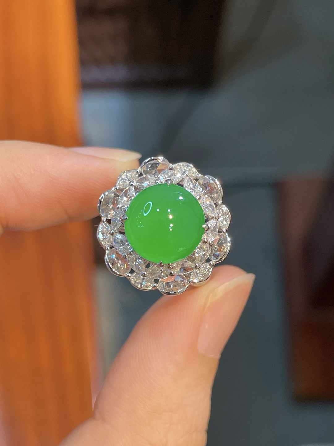 阳绿蛋面戒指 无裂,18k金镶嵌 强烈推荐，18.7-18.3-13.3，18.7-18.3-13.3