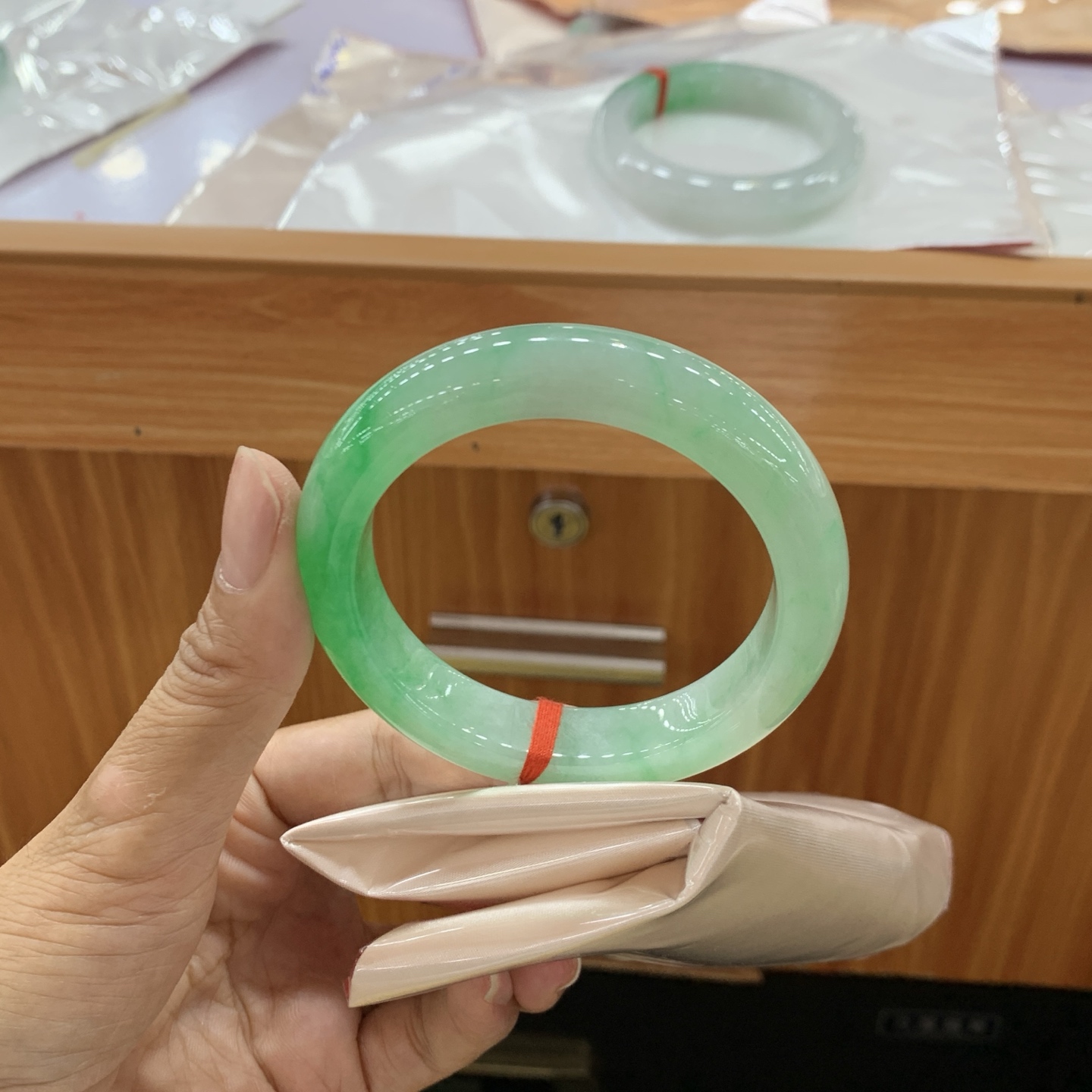 051649WJ 飘绿正圈翡翠手镯 55.6-12.4-9.5