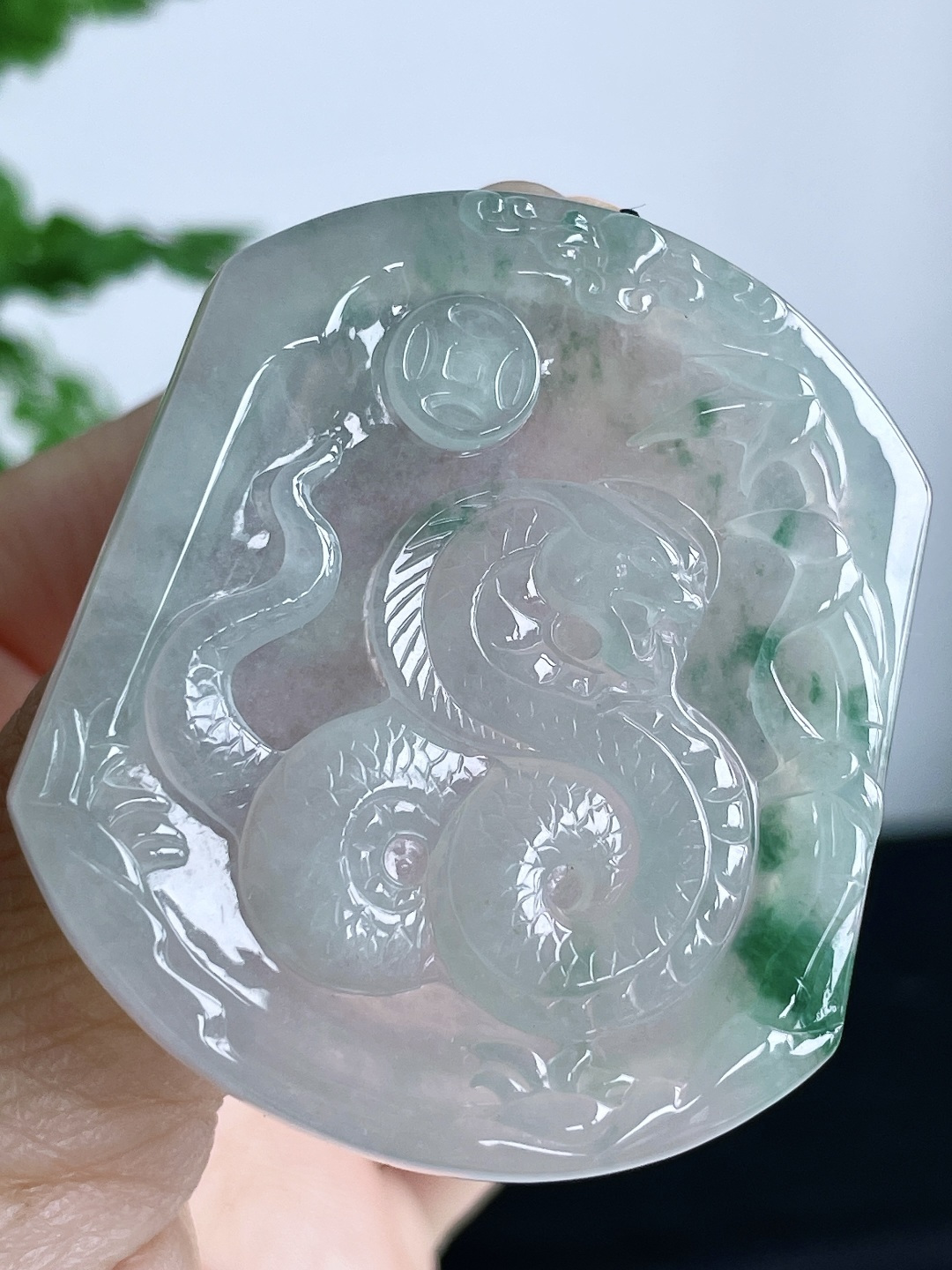 糯冰飘花生肖蛇牌吊坠 无裂, 性比高 尺寸48.3-42-5.4 重量25克