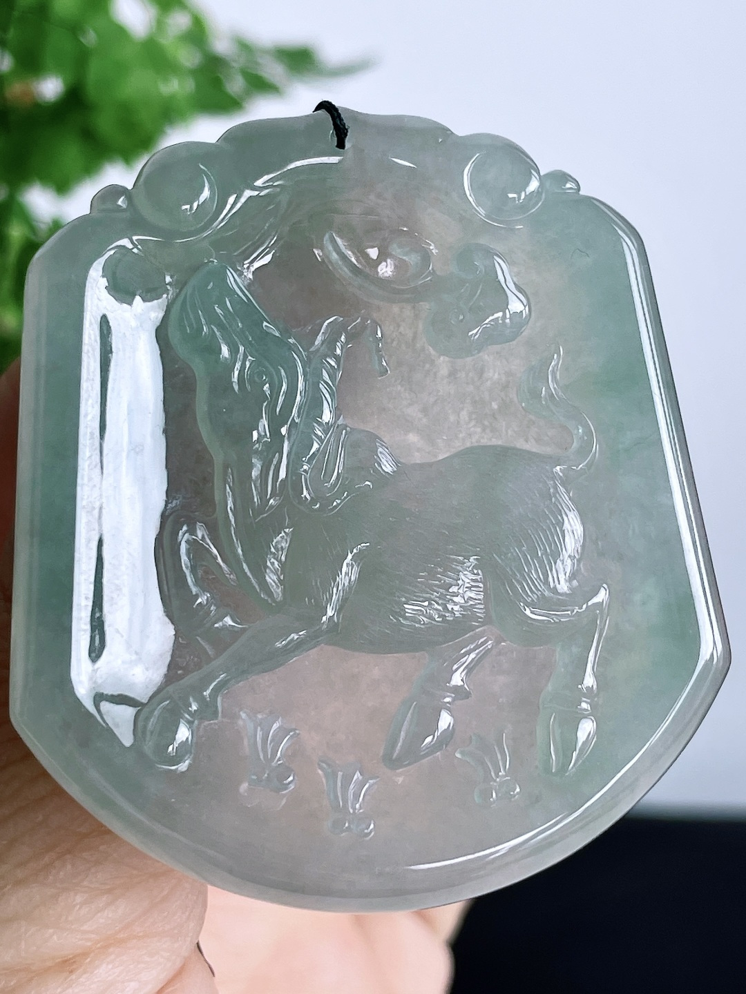糯冰晴水生肖牛牌吊坠 说明 无裂 性比高 尺寸52-46.2-5.5 重量29.2克 不议